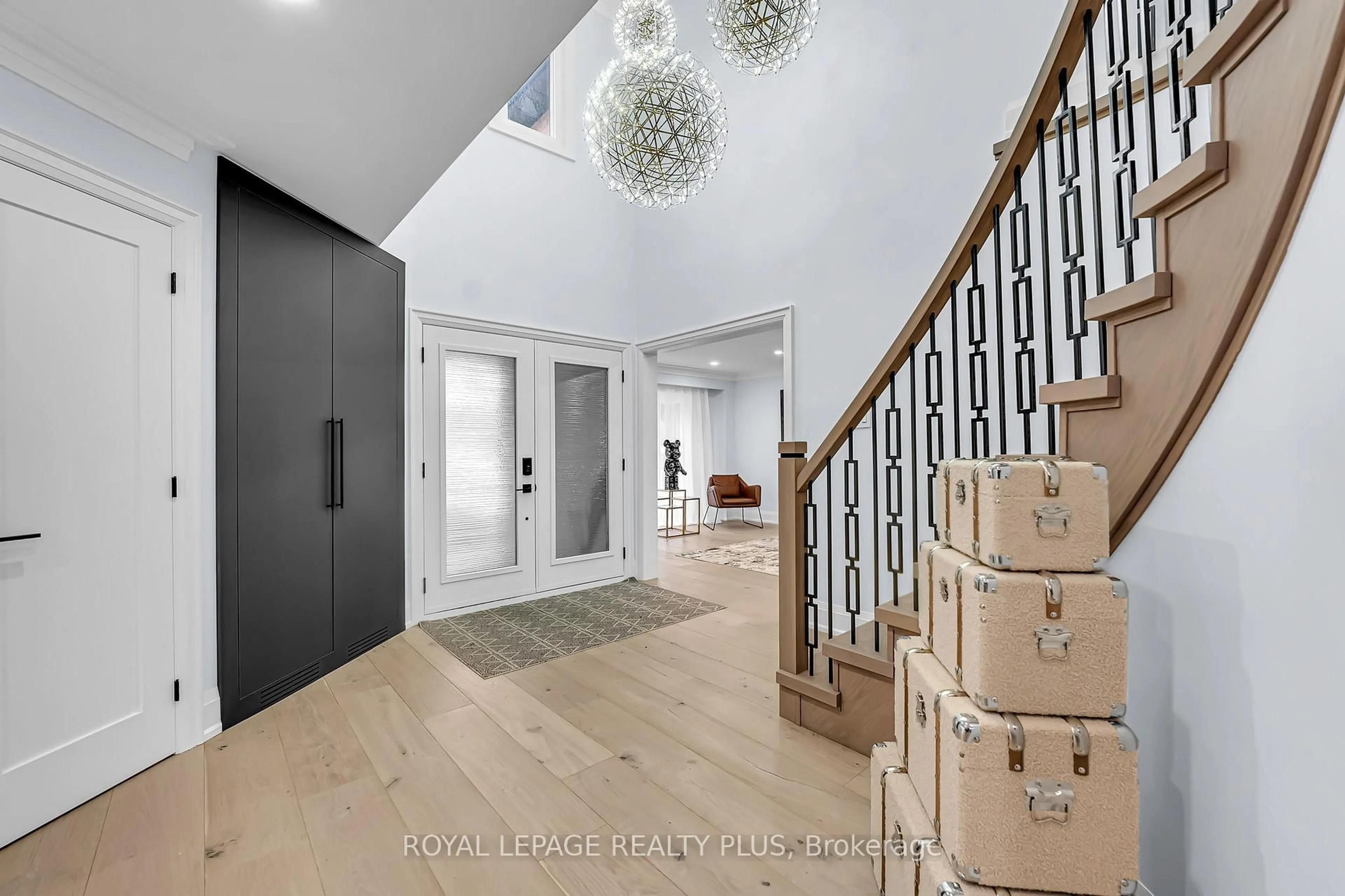 Indoor foyer for 4344 Dallas Crt, Mississauga Ontario L4W 4G7