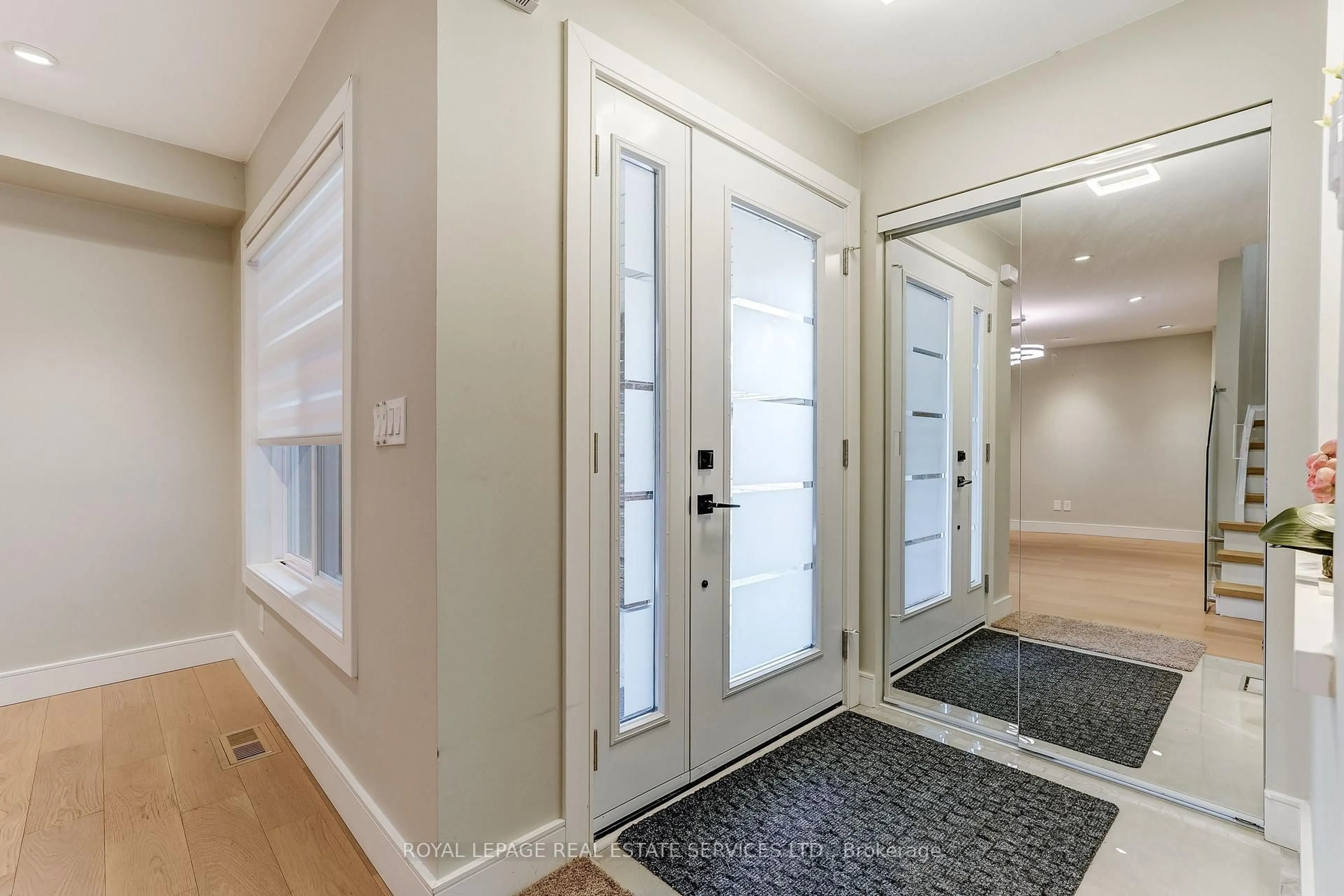 Indoor entryway for 3592 Cherrington Cres, Mississauga Ontario L5L 5C4