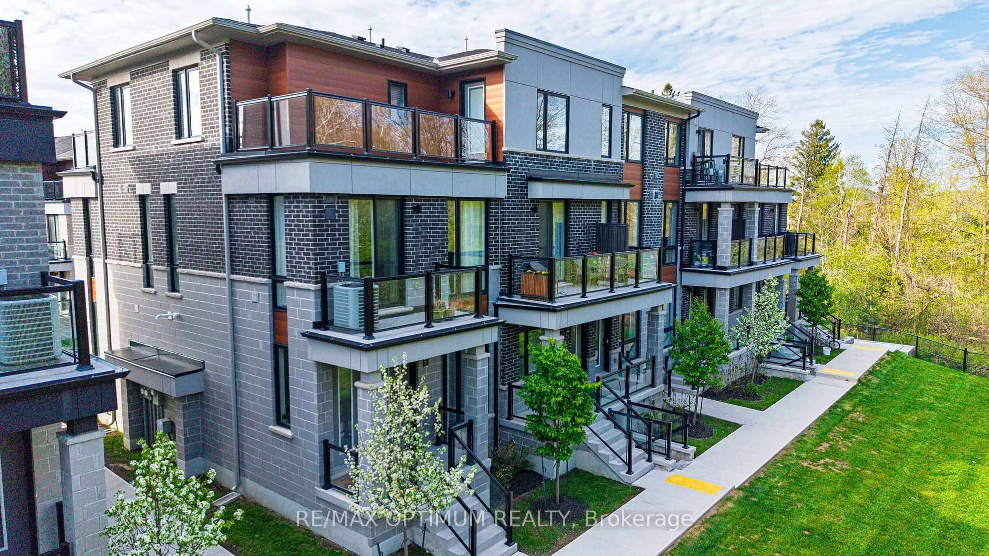 A pic from outside/outdoor area/front of a property/back of a property/a pic from drone, street for 50 Knotsberry Circ #32, Brampton Ontario L6Y 6G1