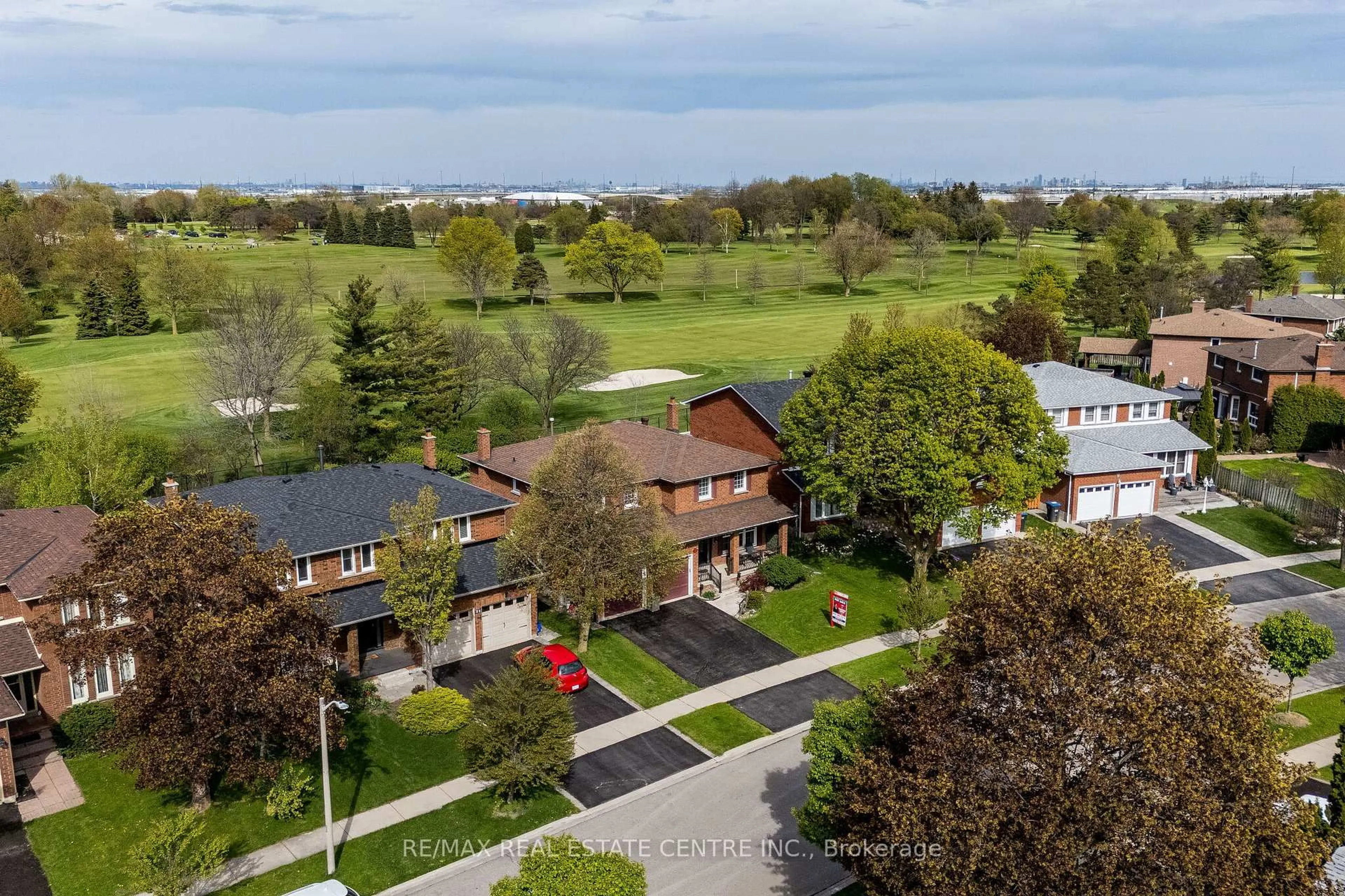 A pic from outside/outdoor area/front of a property/back of a property/a pic from drone, street for 19 Mossbank Dr, Brampton Ontario L6W 3Z4