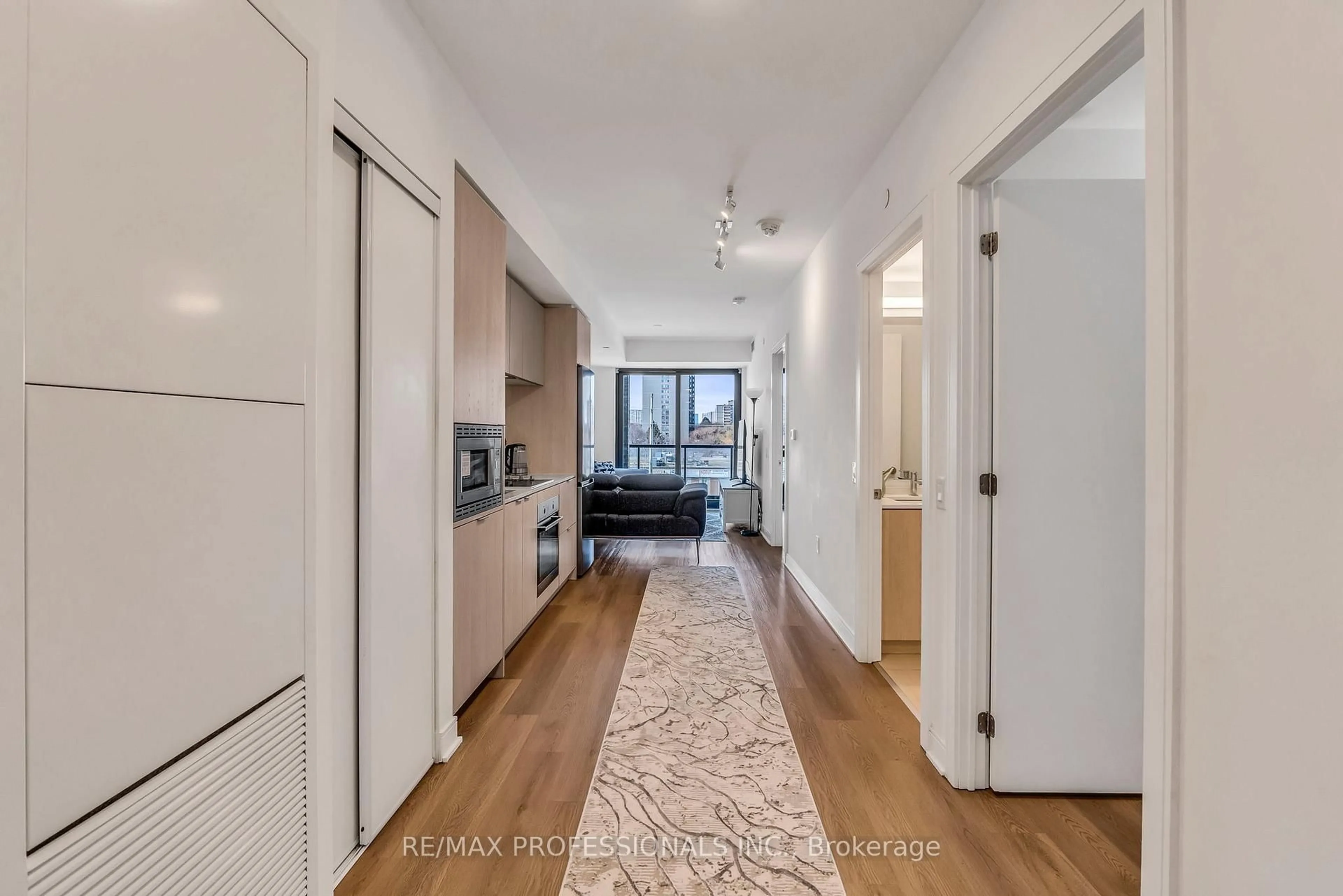 Indoor entryway for 86 Dundas St #404, Mississauga Ontario L5A 0B1