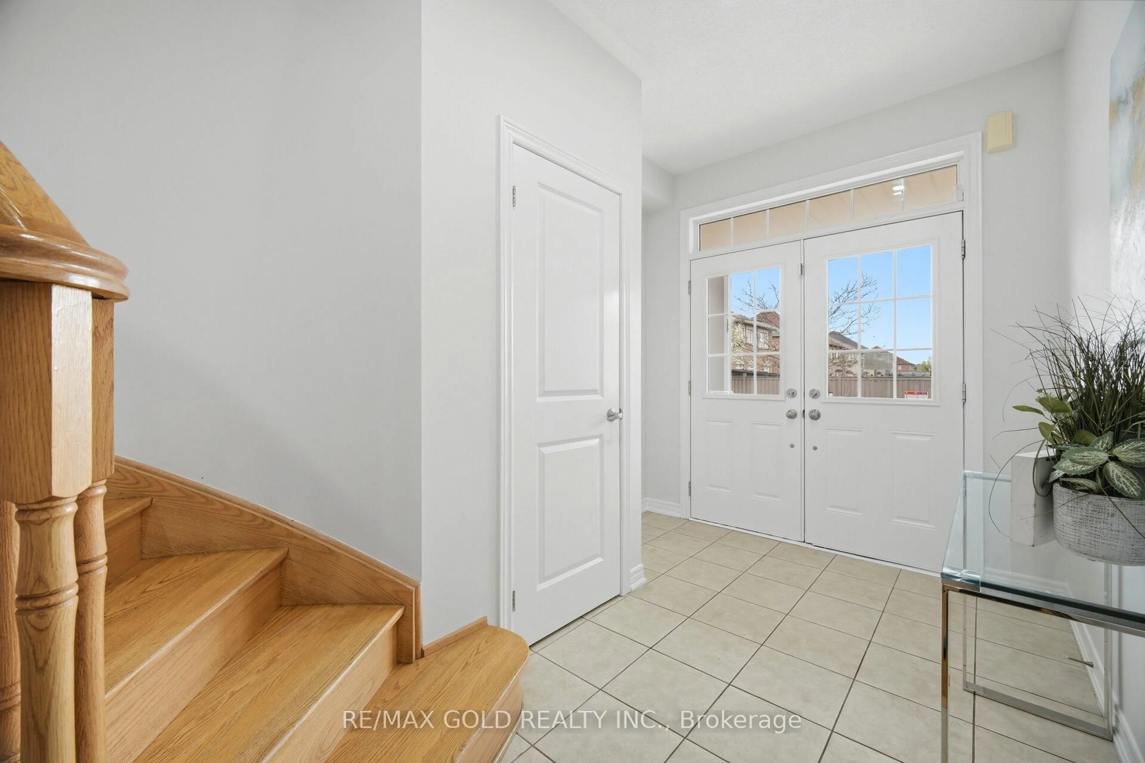 Indoor entryway for 49 Interlude Dr, Brampton Ontario L6X 3B1
