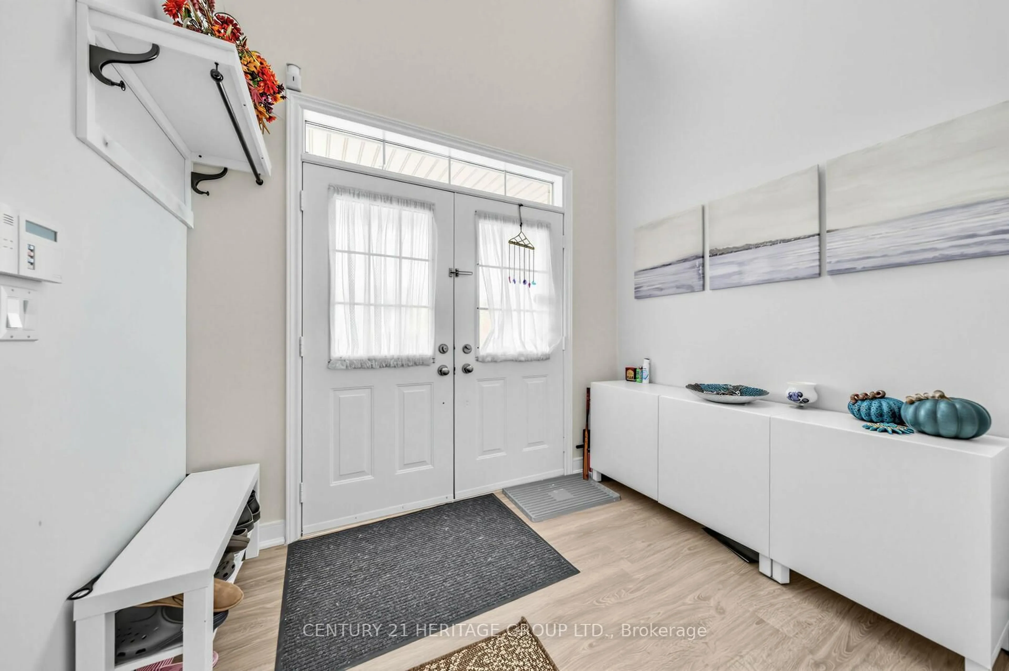 Indoor entryway for 2621A Keele St, Toronto Ontario M6L 2P2
