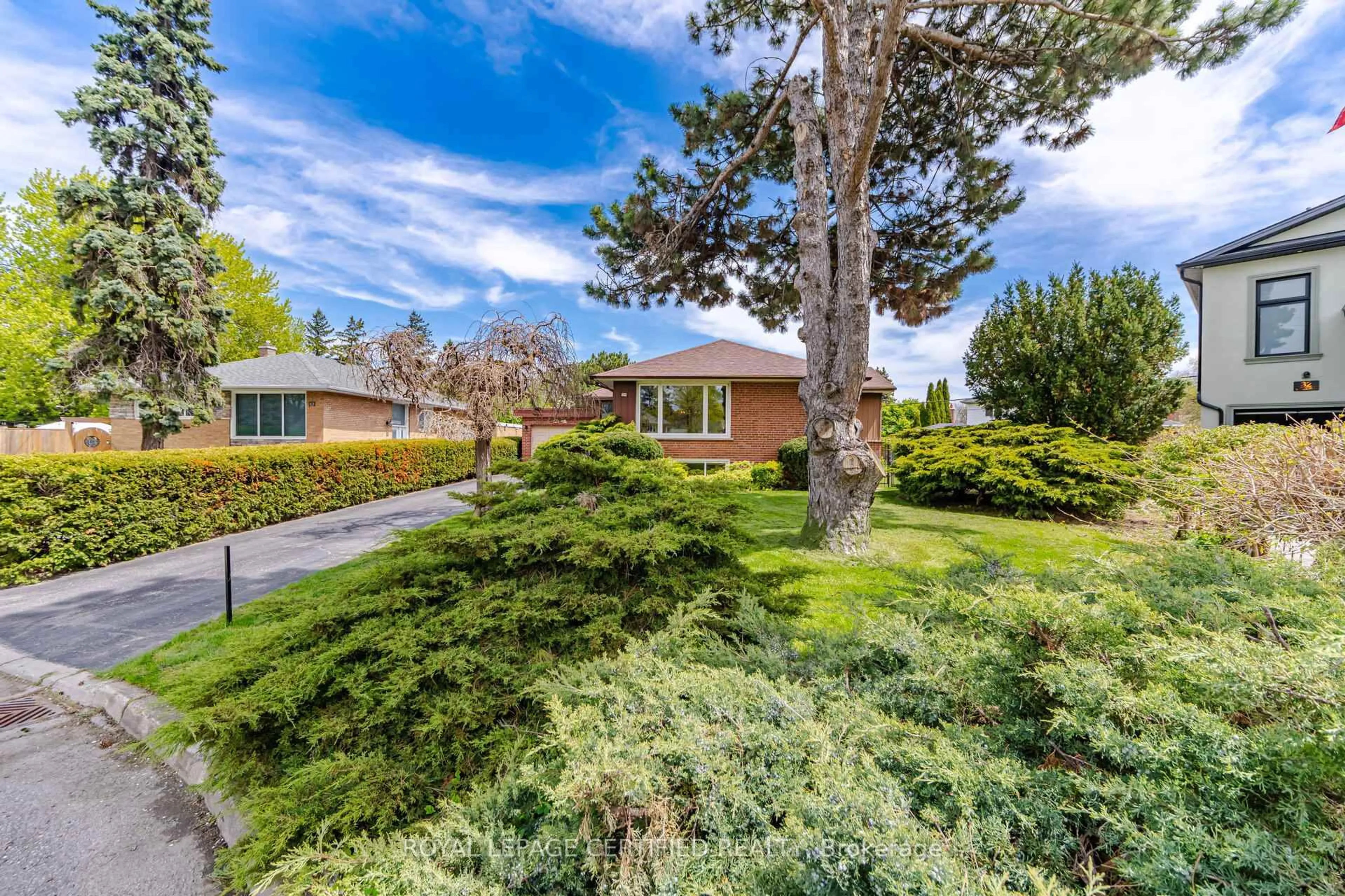 A pic from outside/outdoor area/front of a property/back of a property/a pic from drone, street for 34 Warbeck Pl, Toronto Ontario M9R 3C3