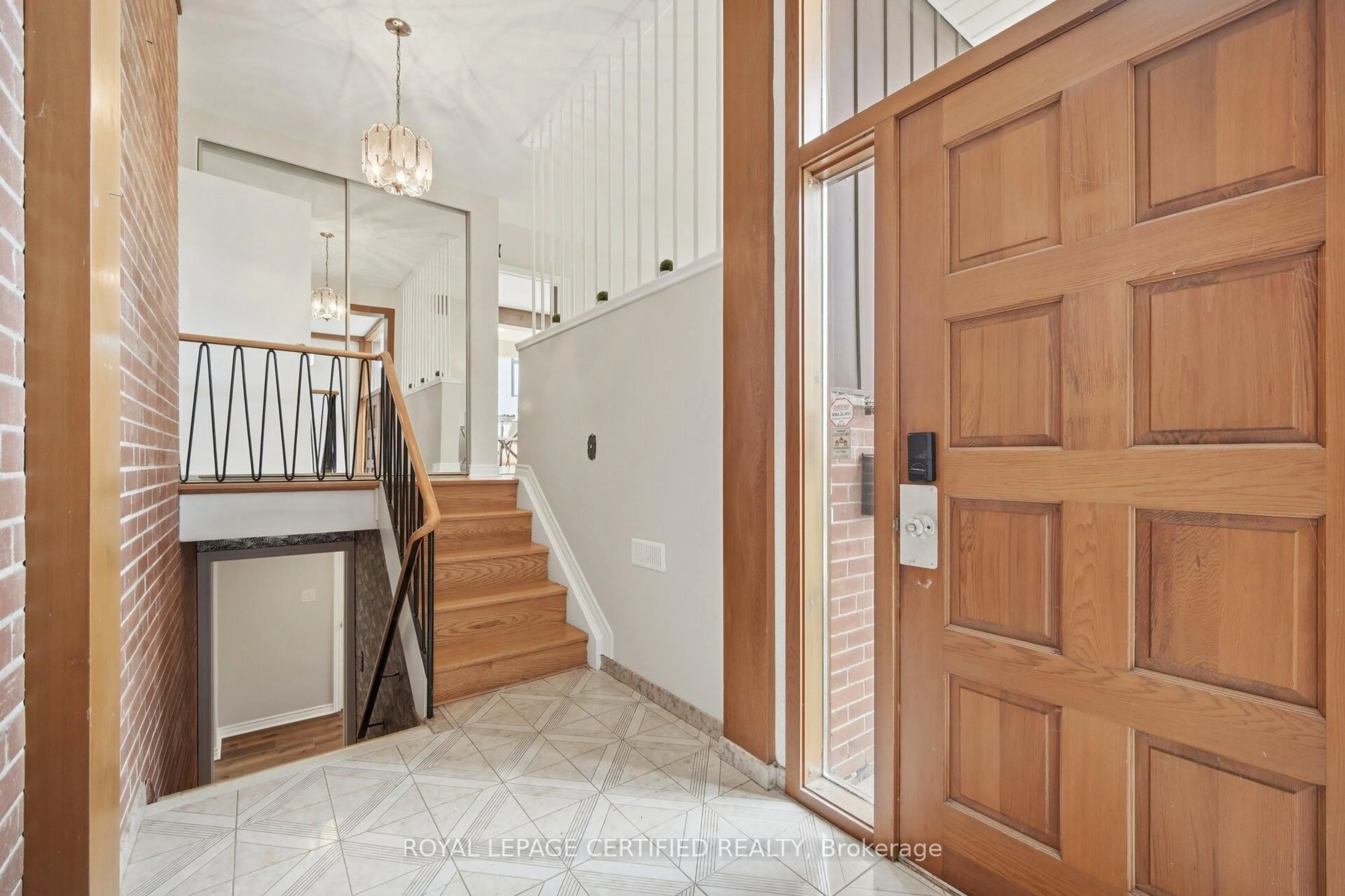 Indoor entryway for 34 Warbeck Pl, Toronto Ontario M9R 3C3