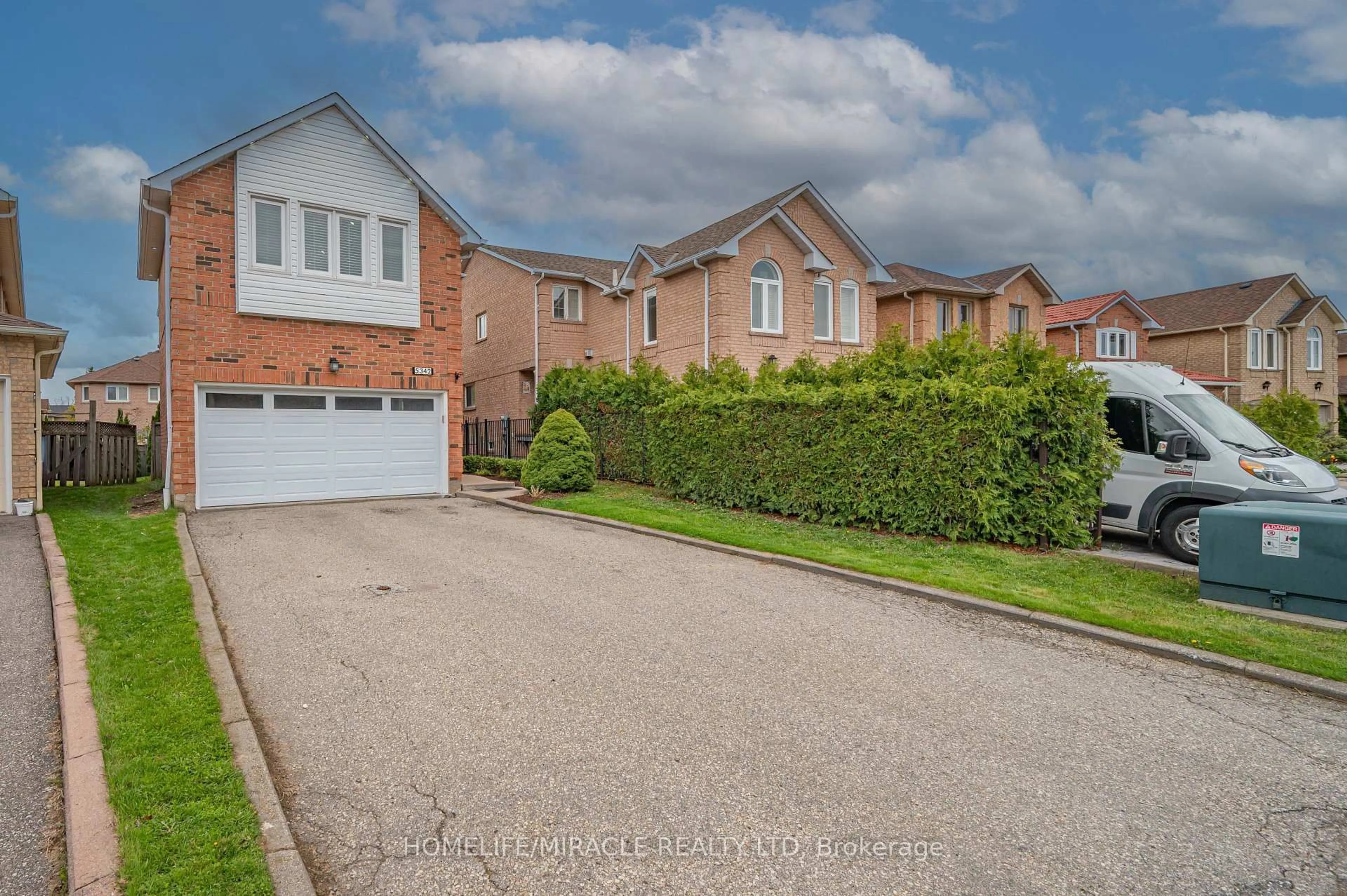 A pic from outside/outdoor area/front of a property/back of a property/a pic from drone, street for 5342 Crane Crt, Mississauga Ontario L5V 2C4