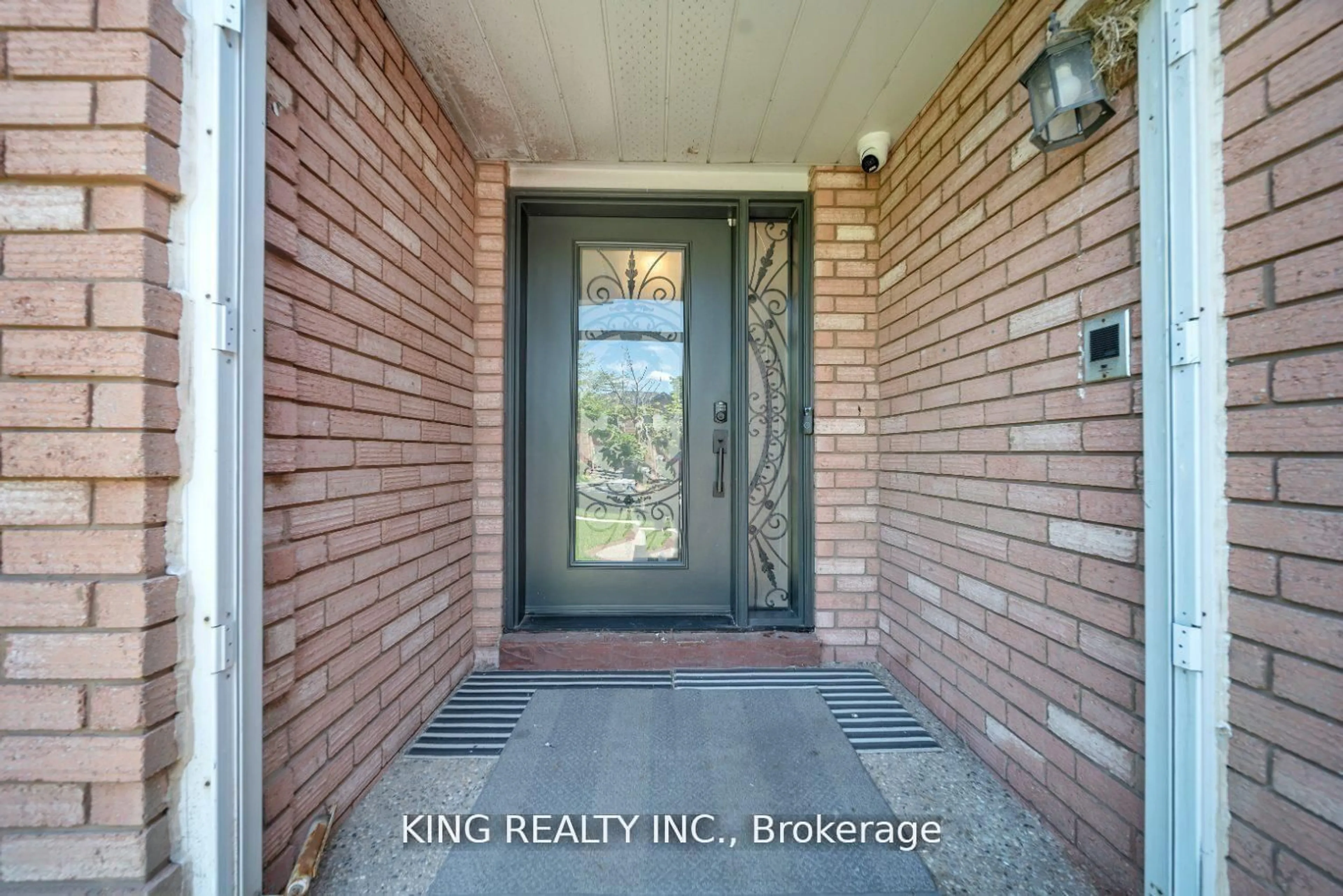 Indoor entryway for 2606 Ambercroft Tr, Mississauga Ontario L5M 4K3