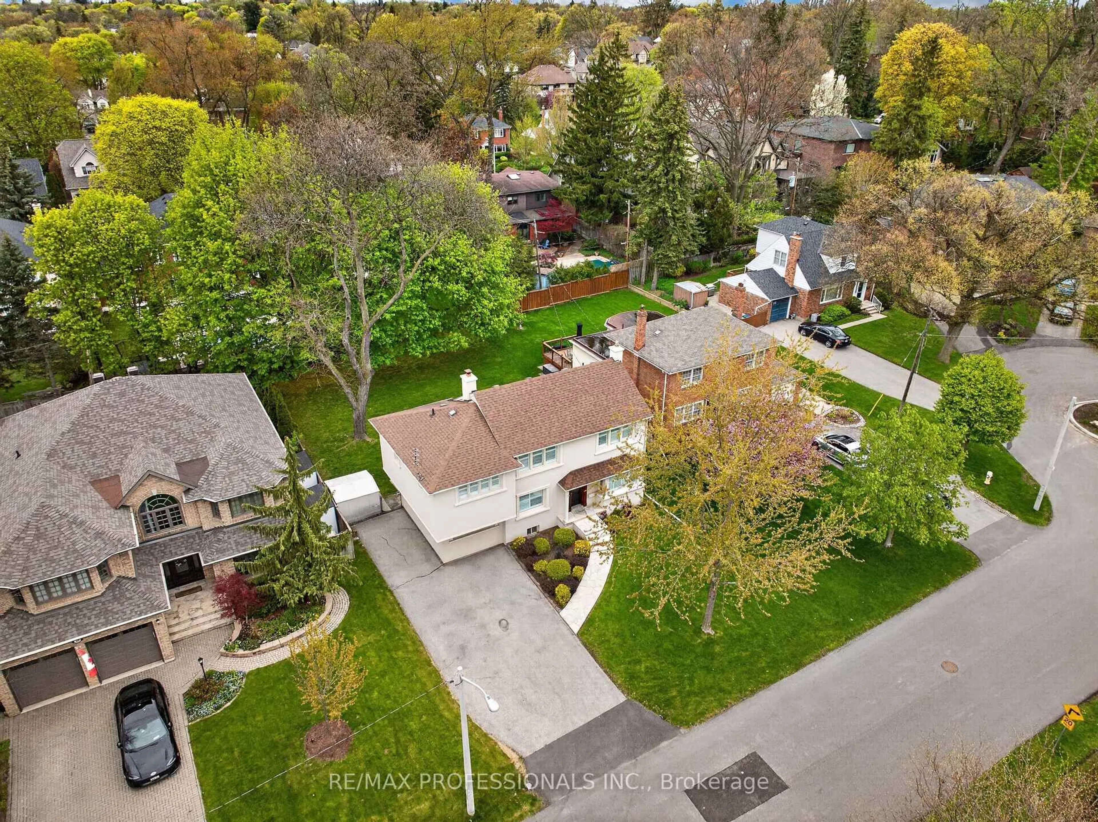 A pic from outside/outdoor area/front of a property/back of a property/a pic from drone, street for 27 Nottingham Dr, Toronto Ontario M9A 2W4