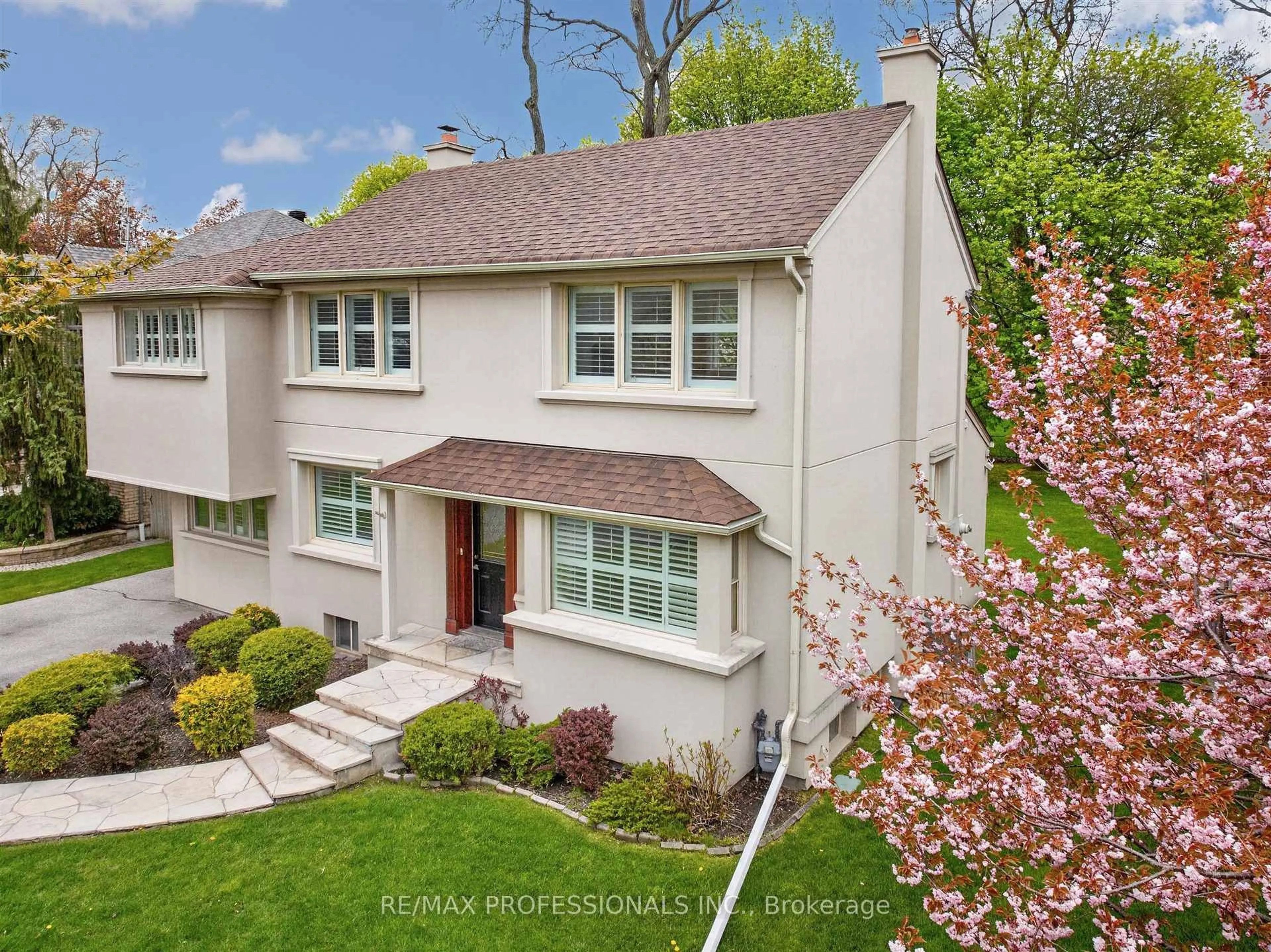 A pic from outside/outdoor area/front of a property/back of a property/a pic from drone, street for 27 Nottingham Dr, Toronto Ontario M9A 2W4