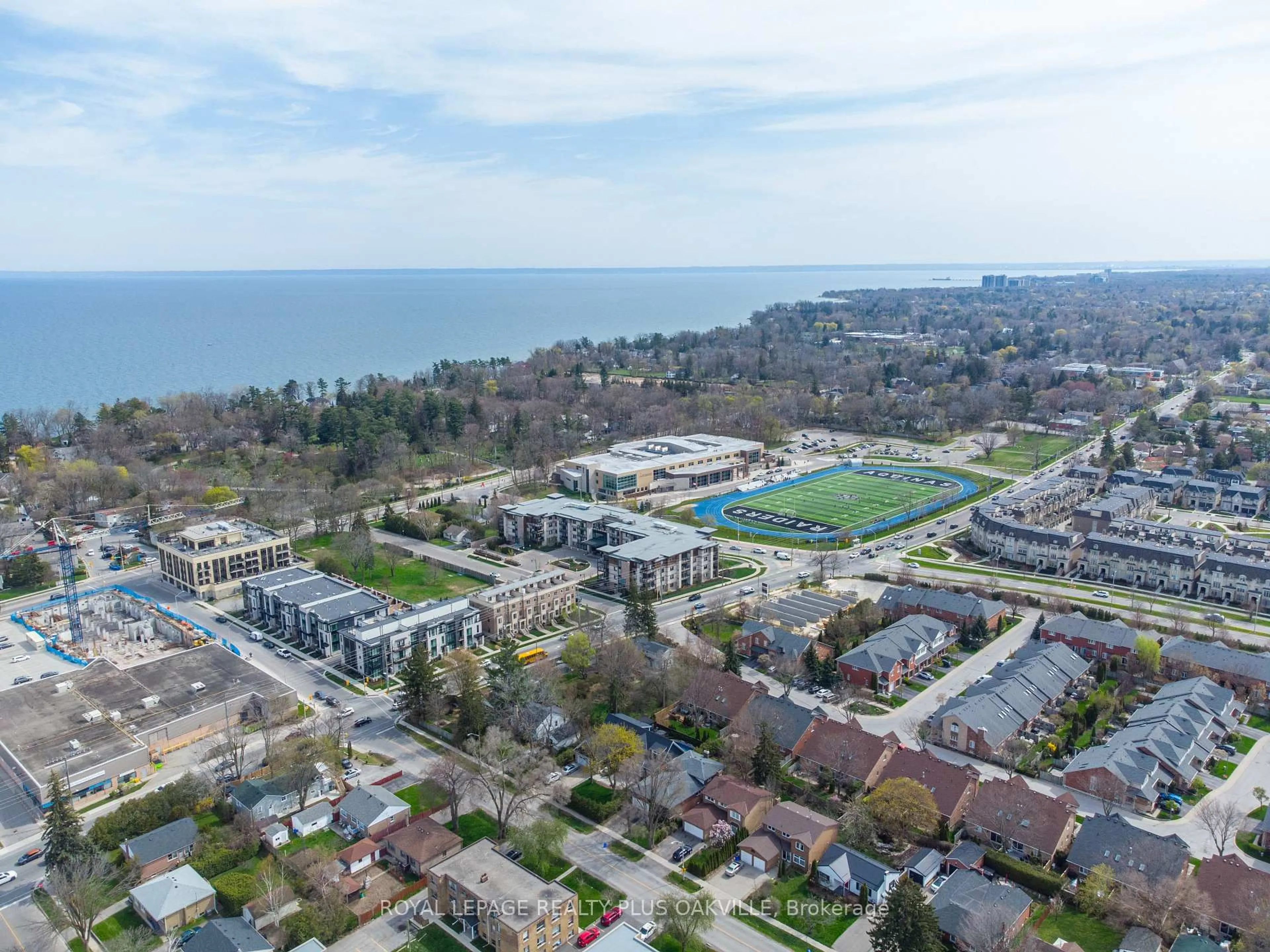 A pic from outside/outdoor area/front of a property/back of a property/a pic from drone, unknown for 212 Kerr St #909, Oakville Ontario L6K 3B1