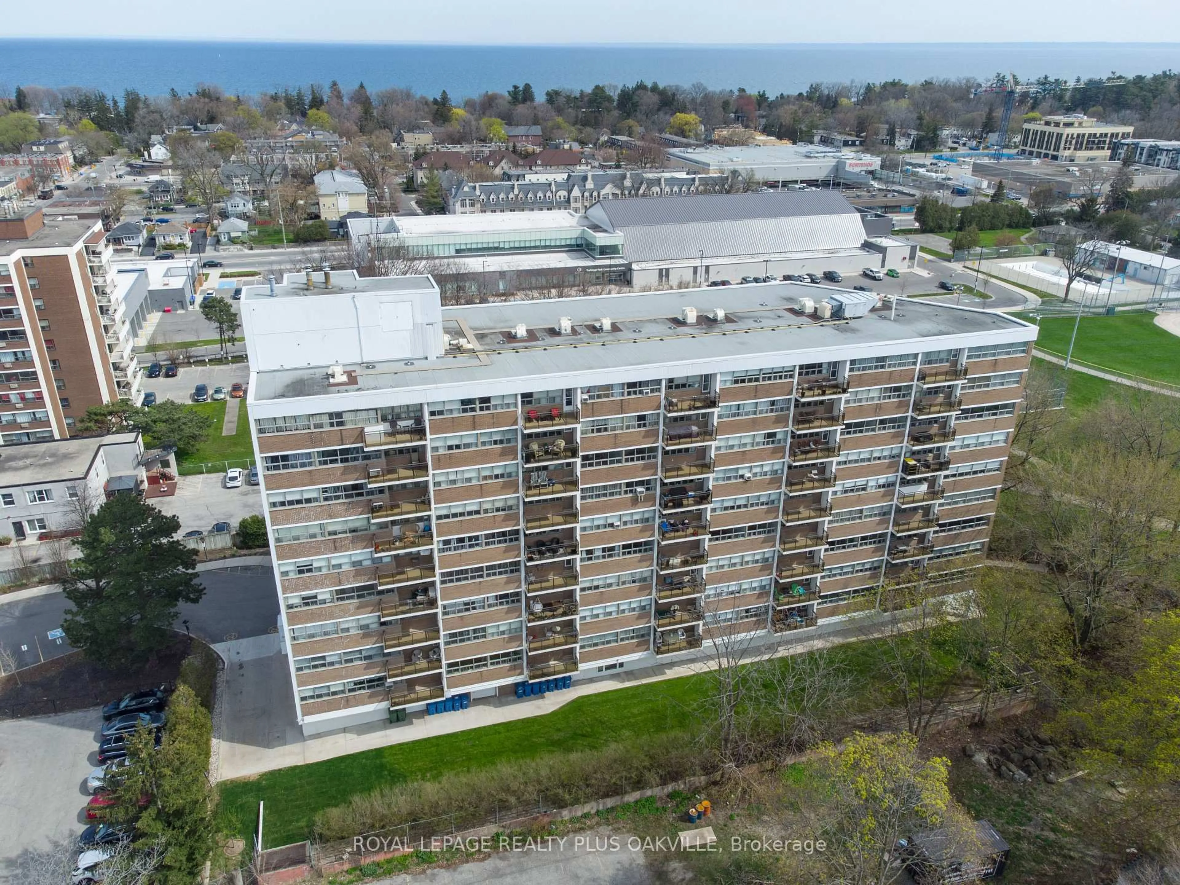 A pic from outside/outdoor area/front of a property/back of a property/a pic from drone, unknown for 212 Kerr St #909, Oakville Ontario L6K 3B1