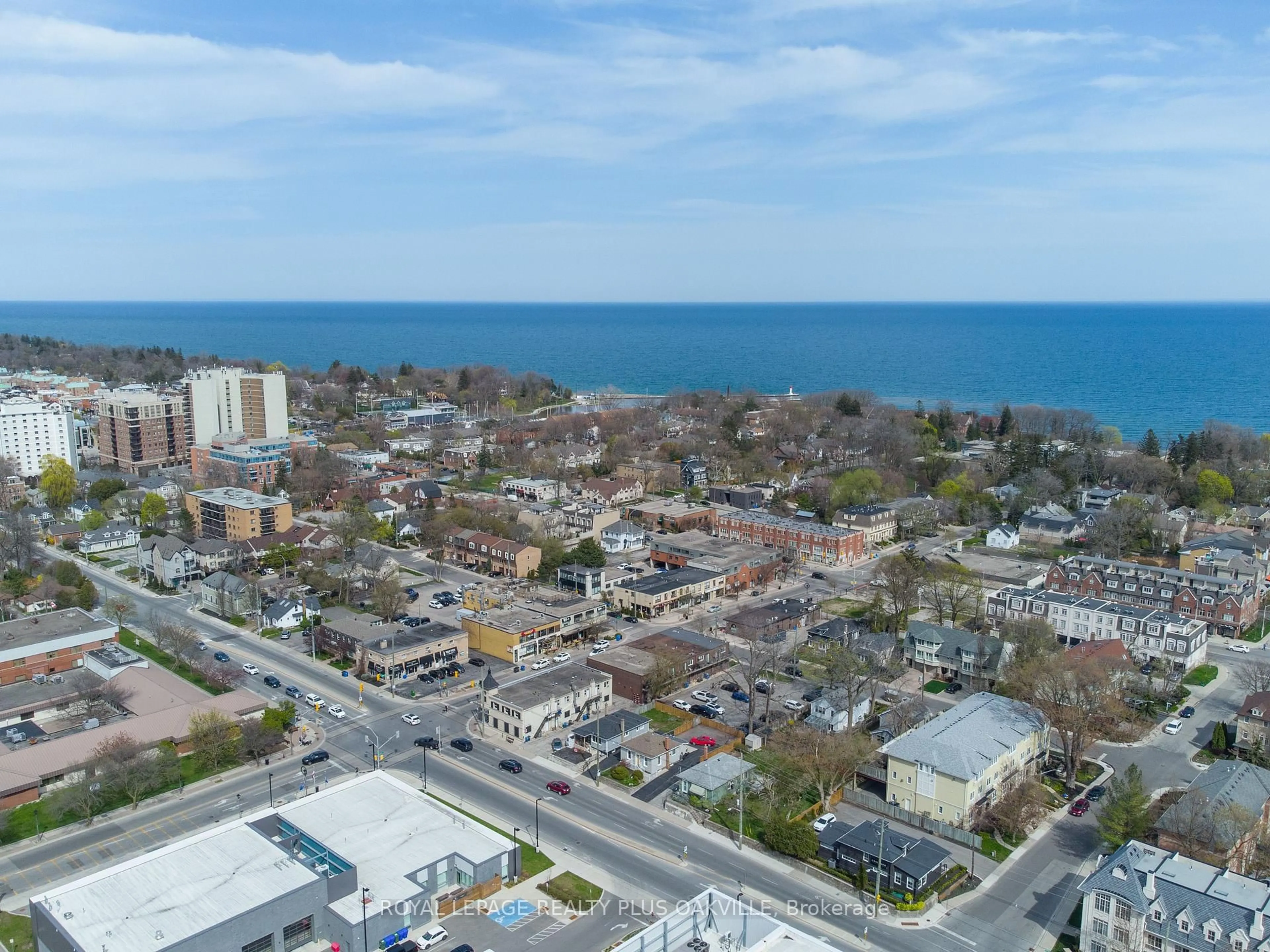 A pic from outside/outdoor area/front of a property/back of a property/a pic from drone, street for 212 Kerr St #909, Oakville Ontario L6K 3B1