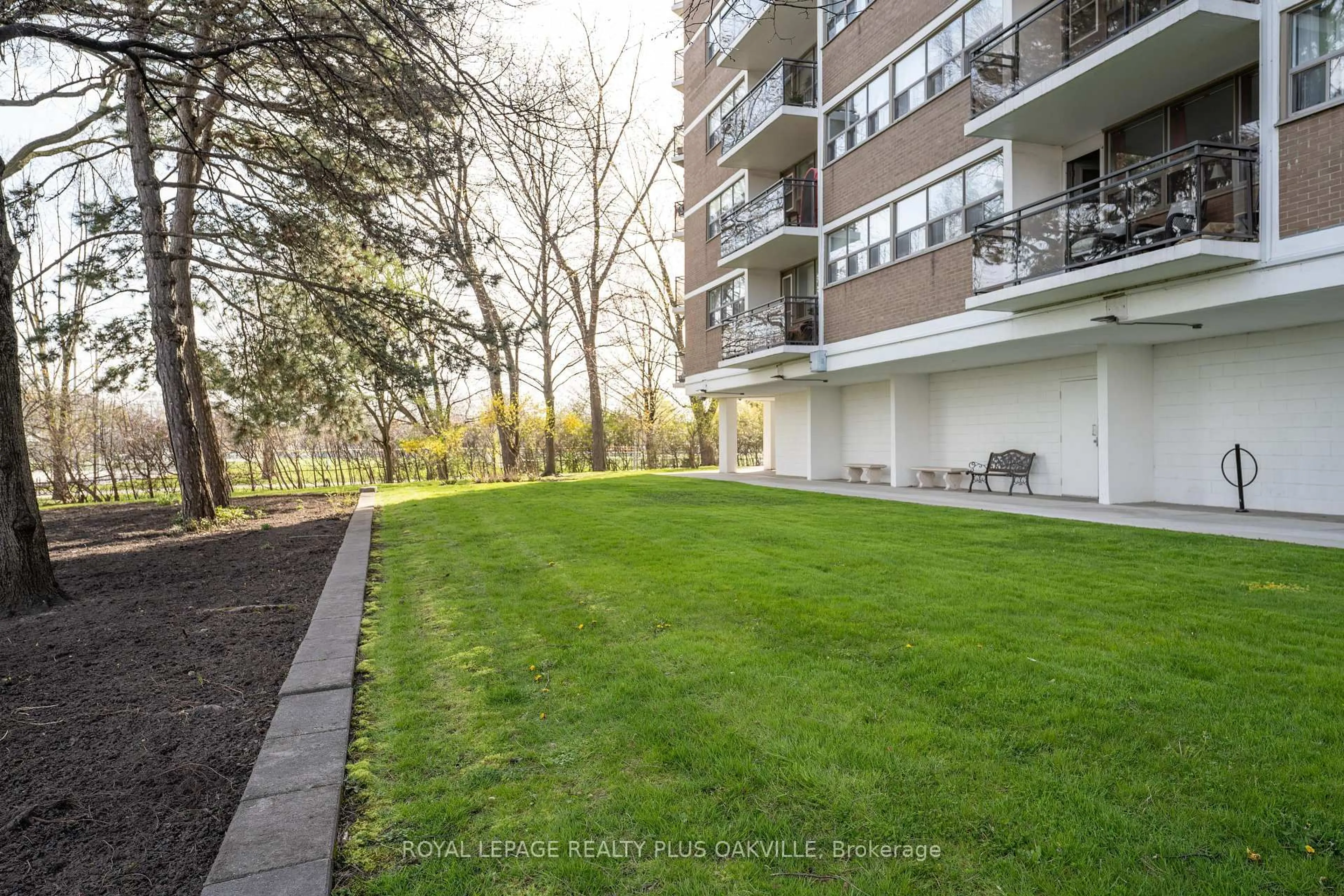 Patio, unknown for 212 Kerr St #909, Oakville Ontario L6K 3B1
