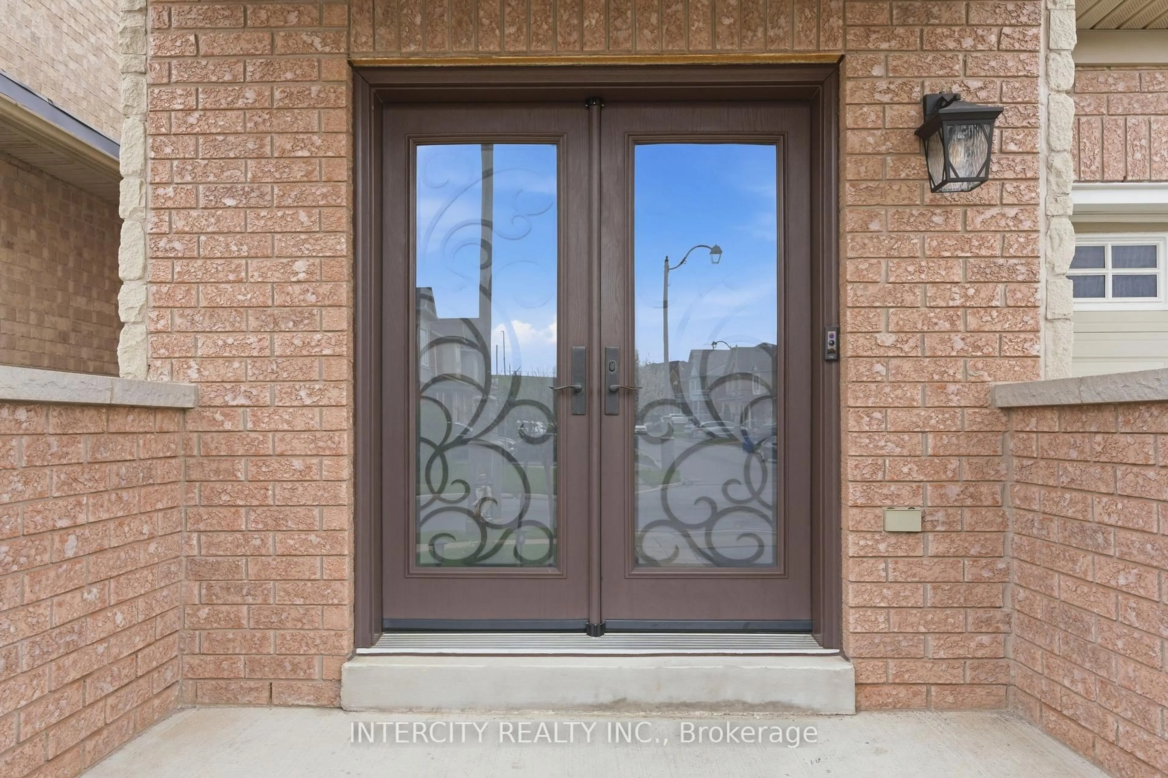 Indoor entryway for 111 Fandango Dr, Brampton Ontario L6X 0P8