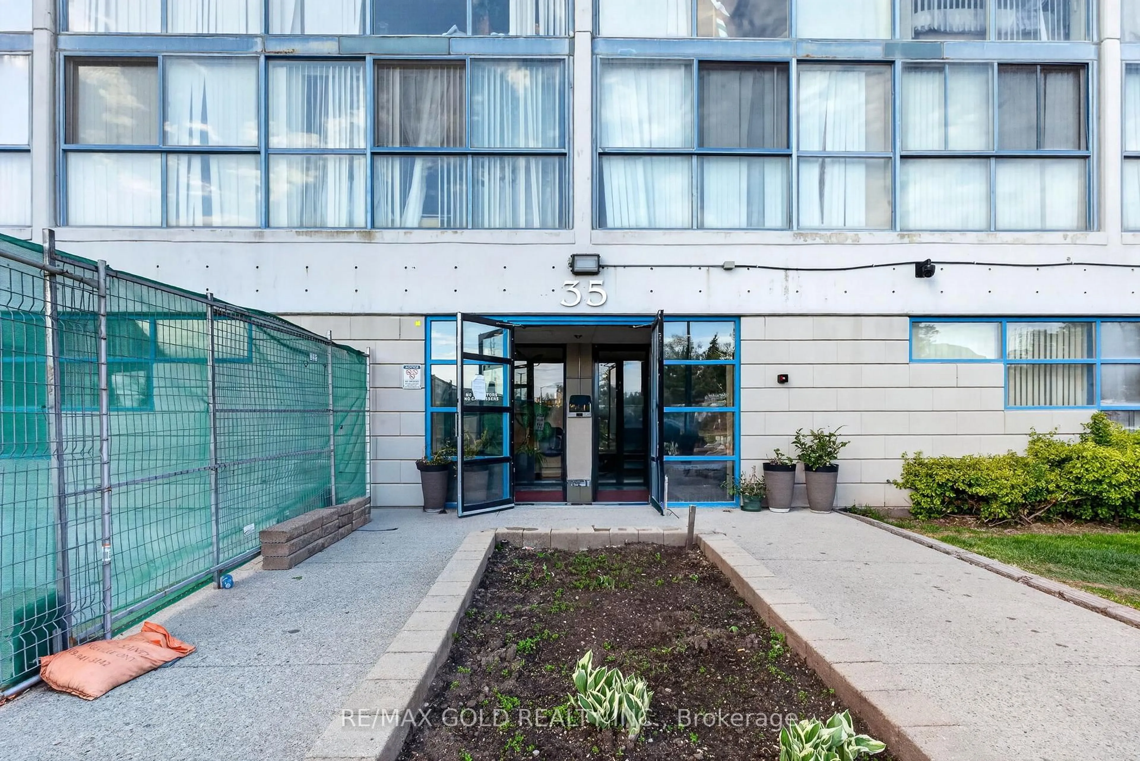 Indoor foyer for 35 Trailwood Dr #1911, Mississauga Ontario L4Z 3L6