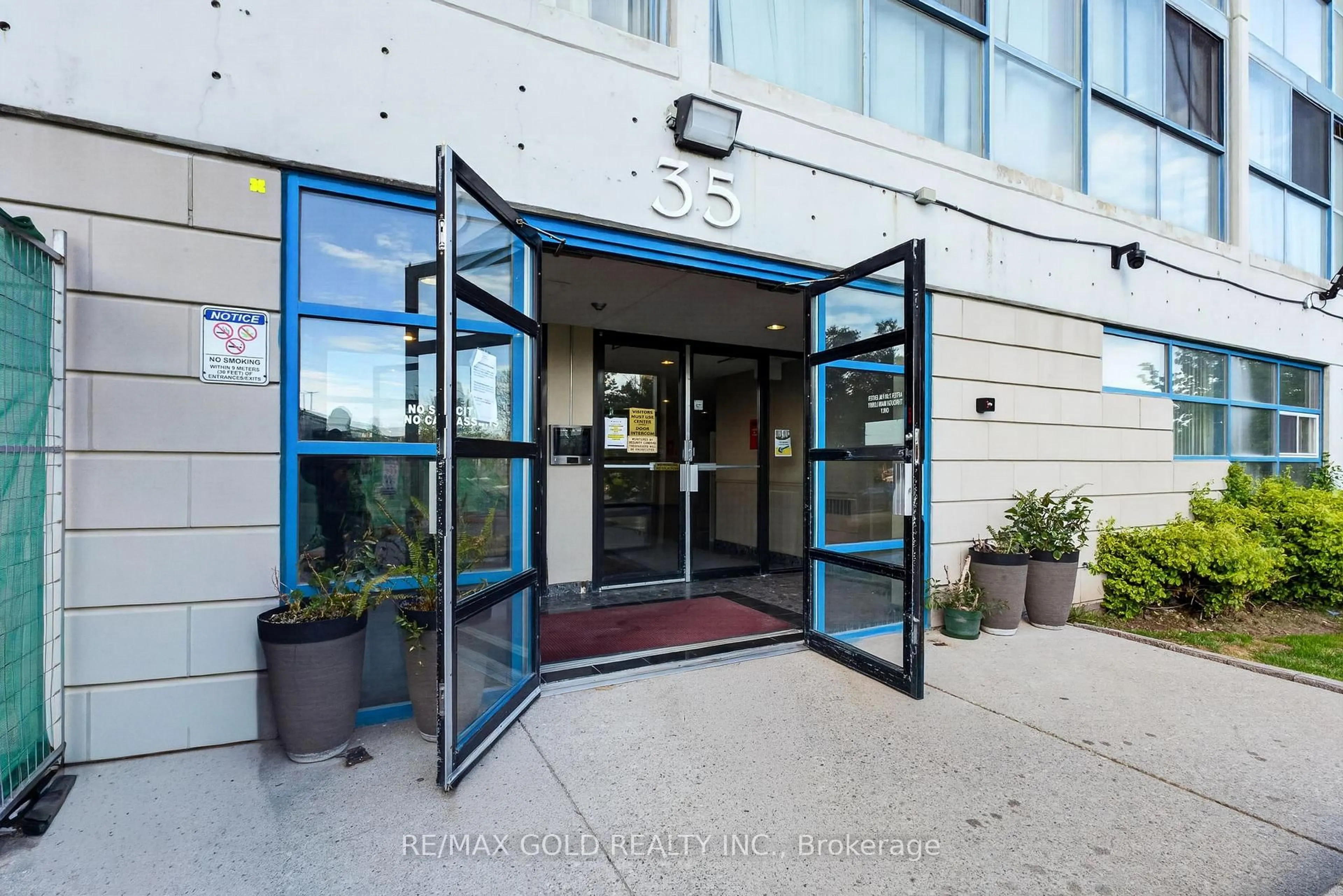 Indoor foyer for 35 Trailwood Dr #1911, Mississauga Ontario L4Z 3L6