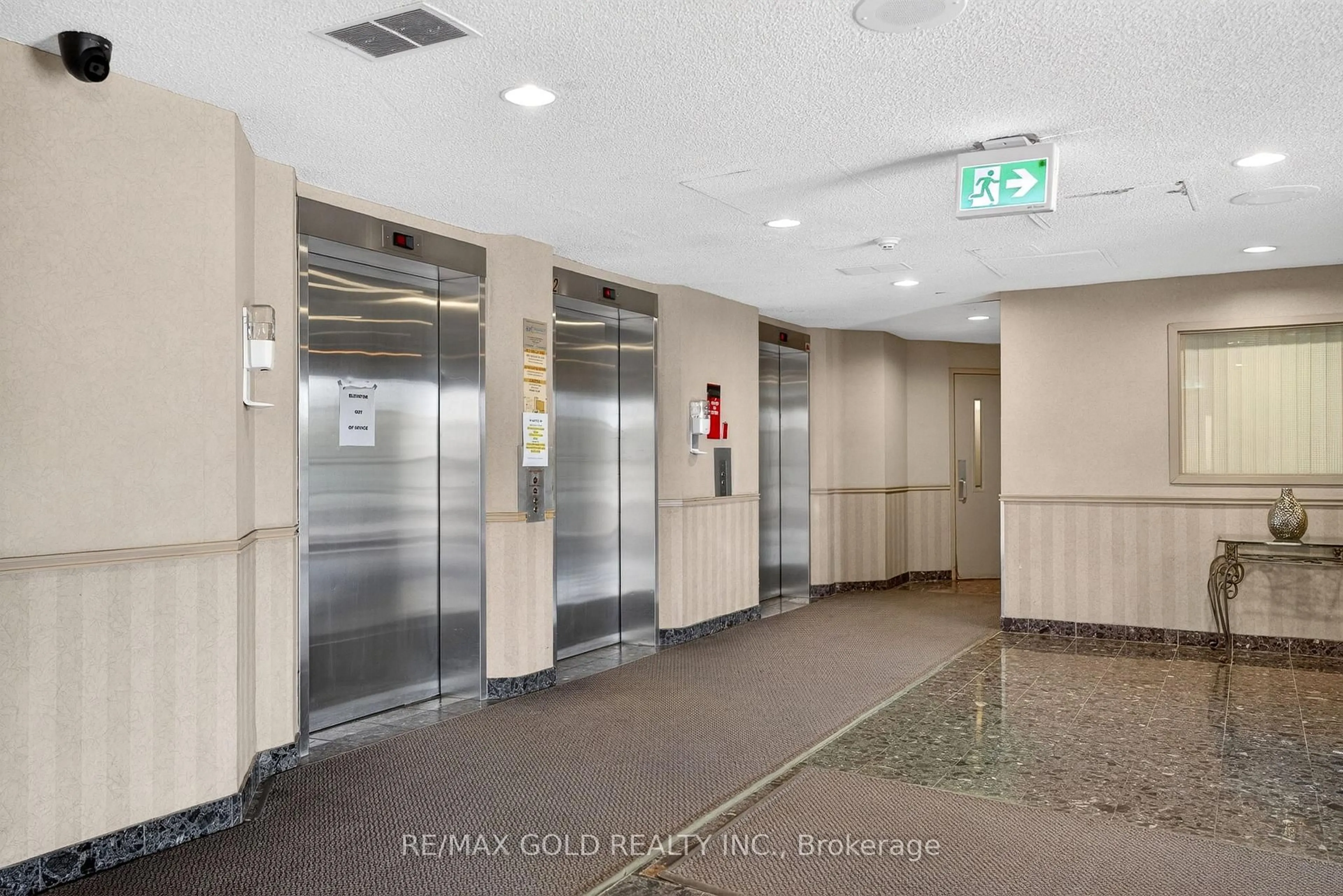 Indoor foyer for 35 Trailwood Dr #1911, Mississauga Ontario L4Z 3L6