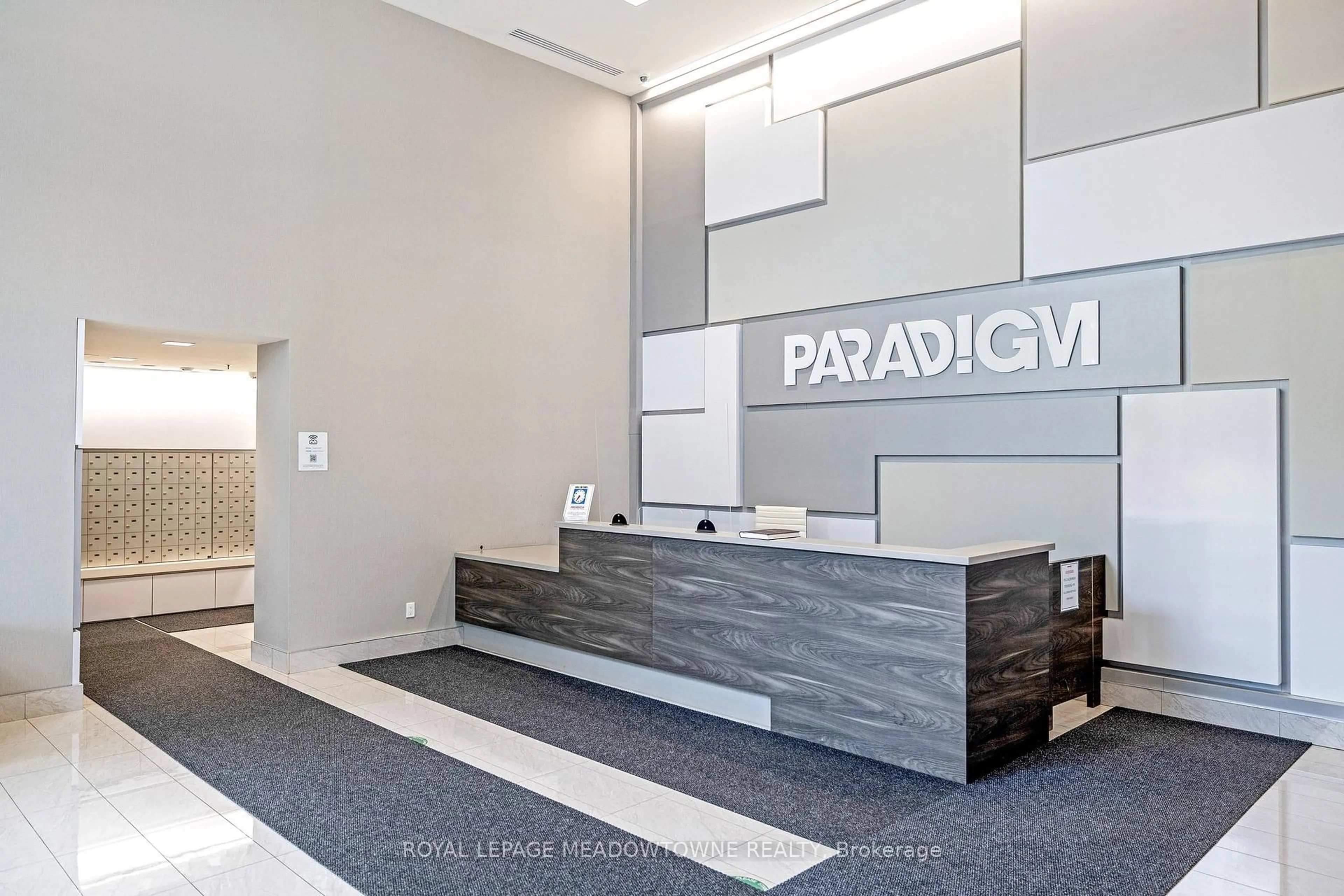 Indoor foyer for 2093 Fairview St #1902, Burlington Ontario L7R 0E6