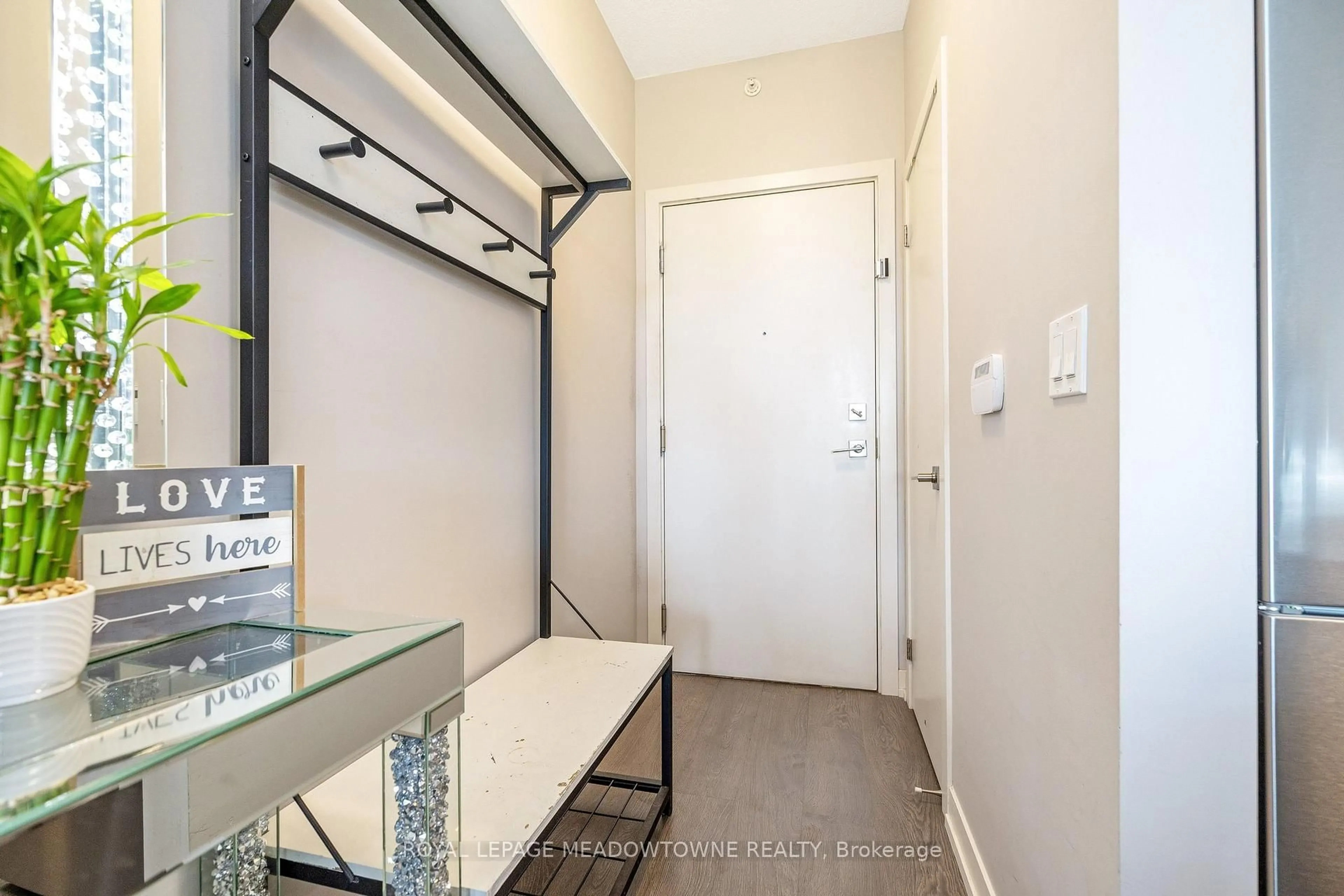 Indoor entryway for 2093 Fairview St #1902, Burlington Ontario L7R 0E6