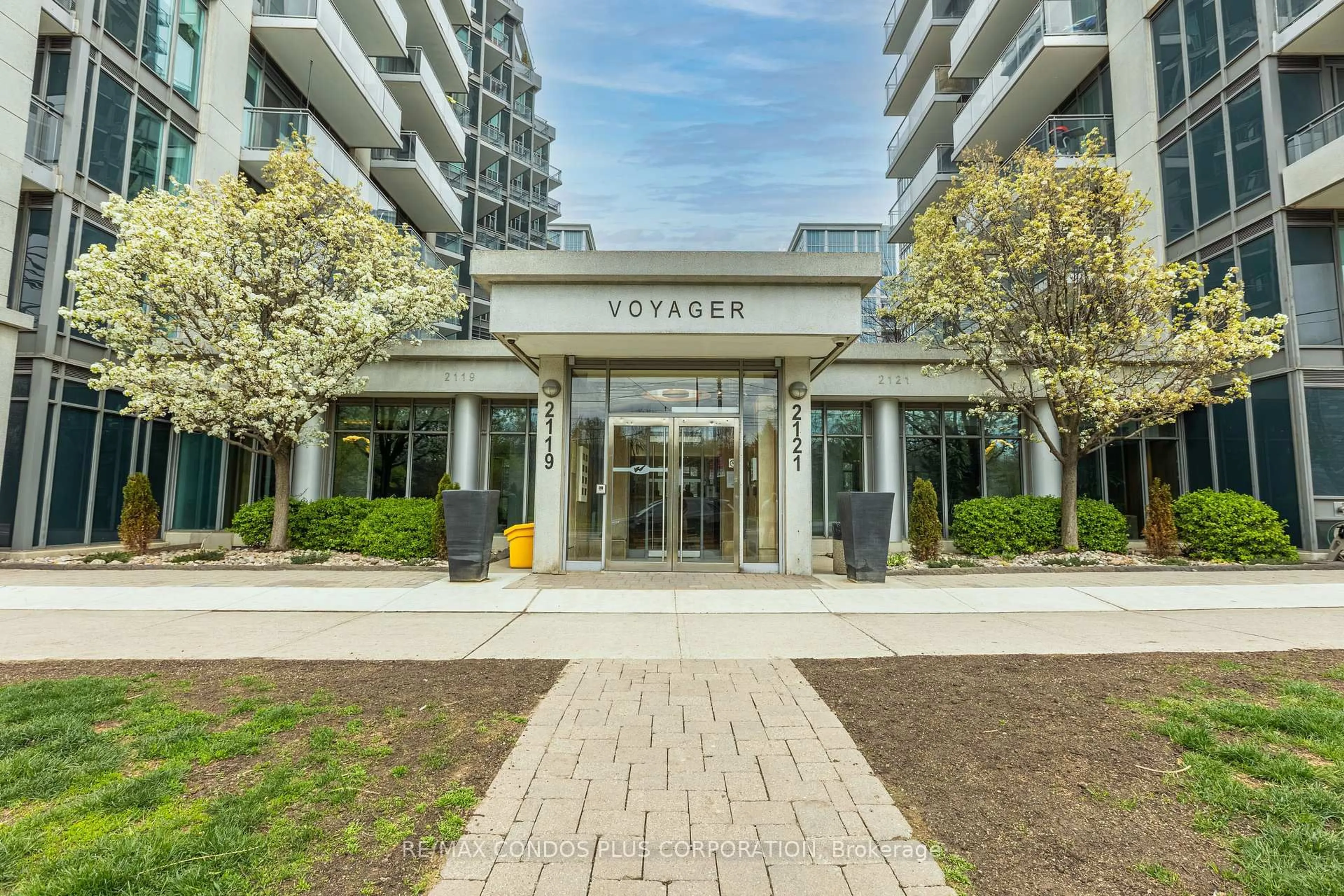 Indoor foyer for 2119 Lake Shore Blvd #317, Toronto Ontario M8V 4E8