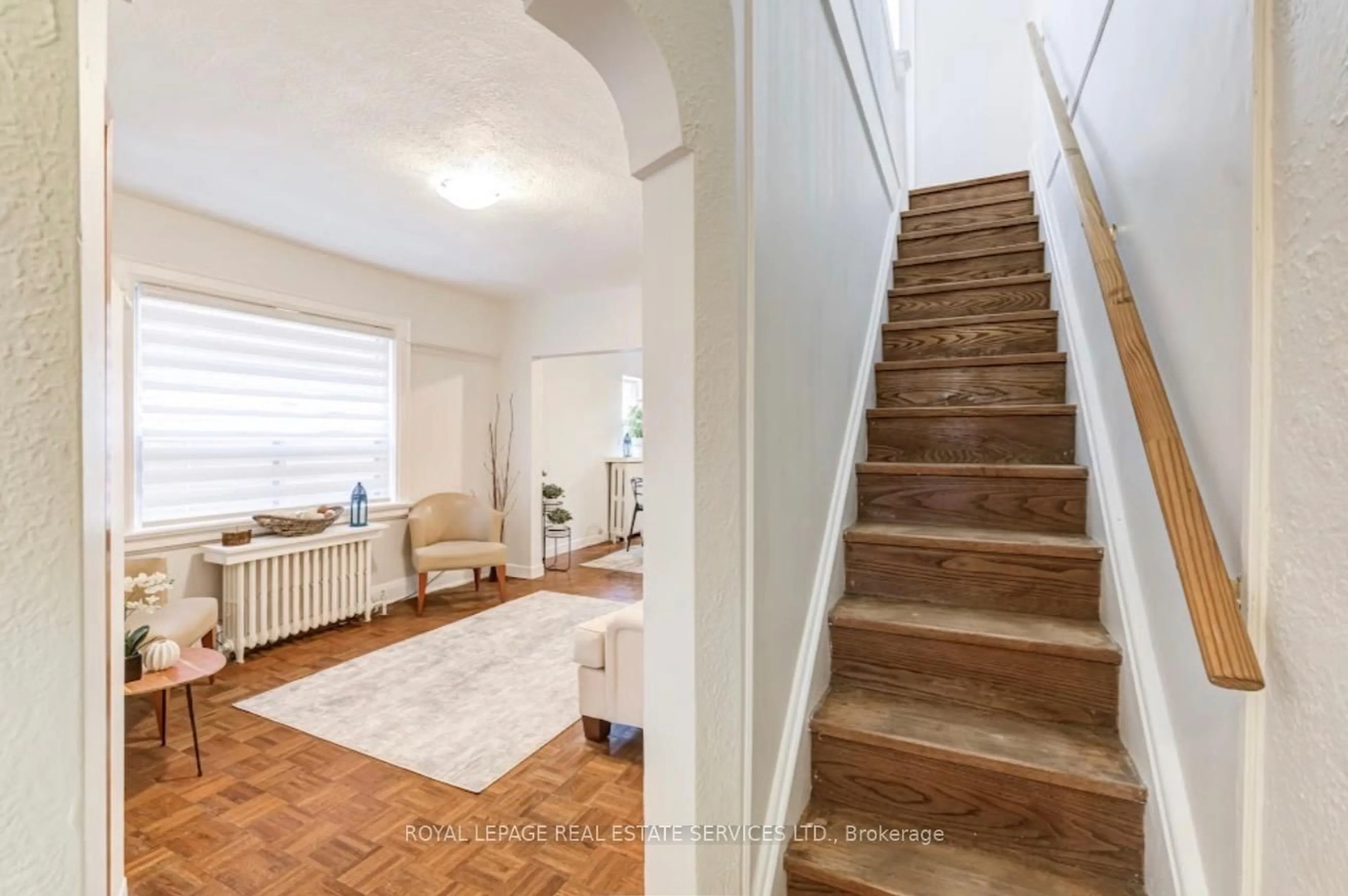 Indoor entryway for 21 Hatherley Rd, Toronto Ontario M6E 1V8