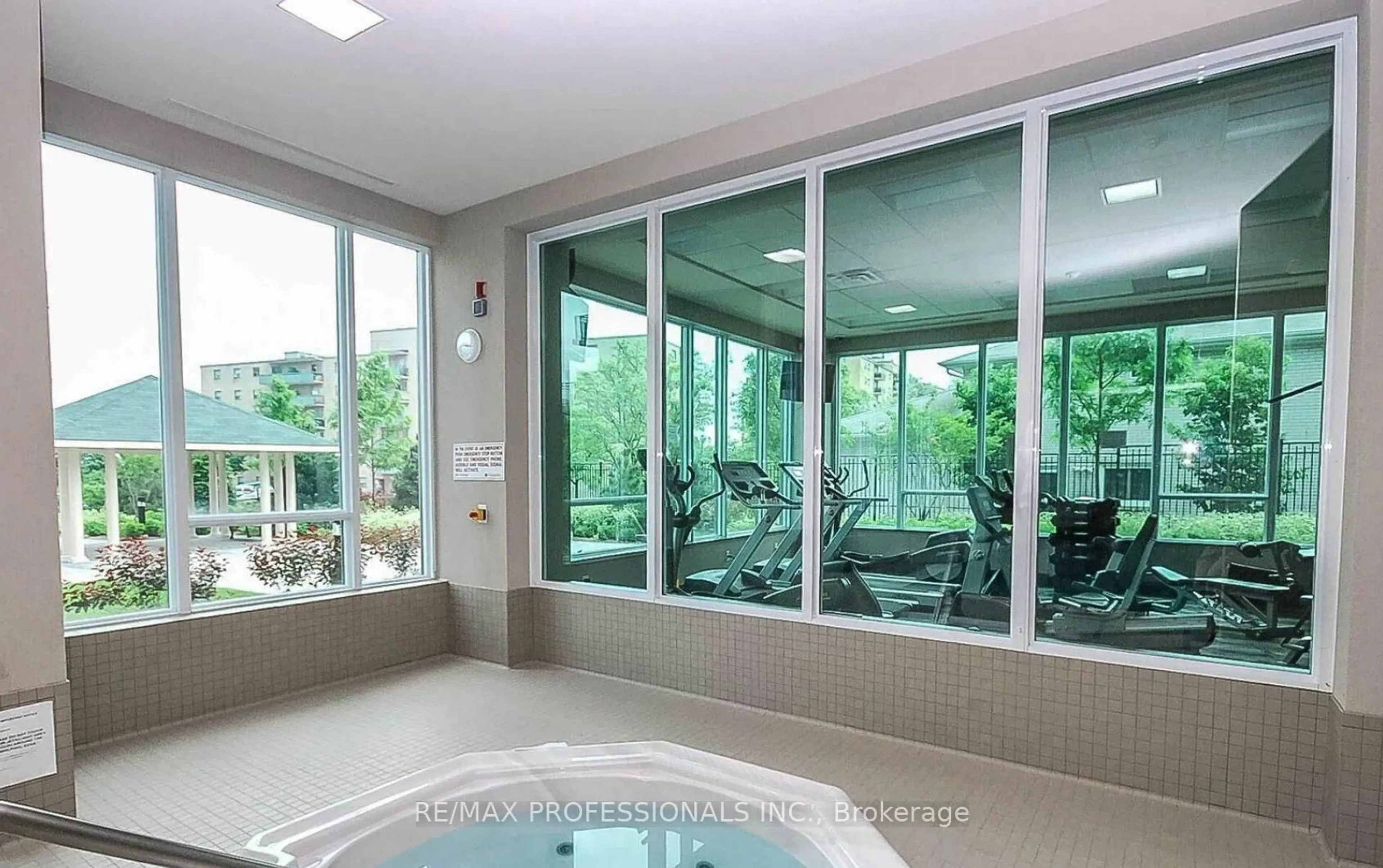 Contemporary bathroom, ceramic/tile floor for 3525 Kariya Dr #2701, Mississauga Ontario L5B 0C2