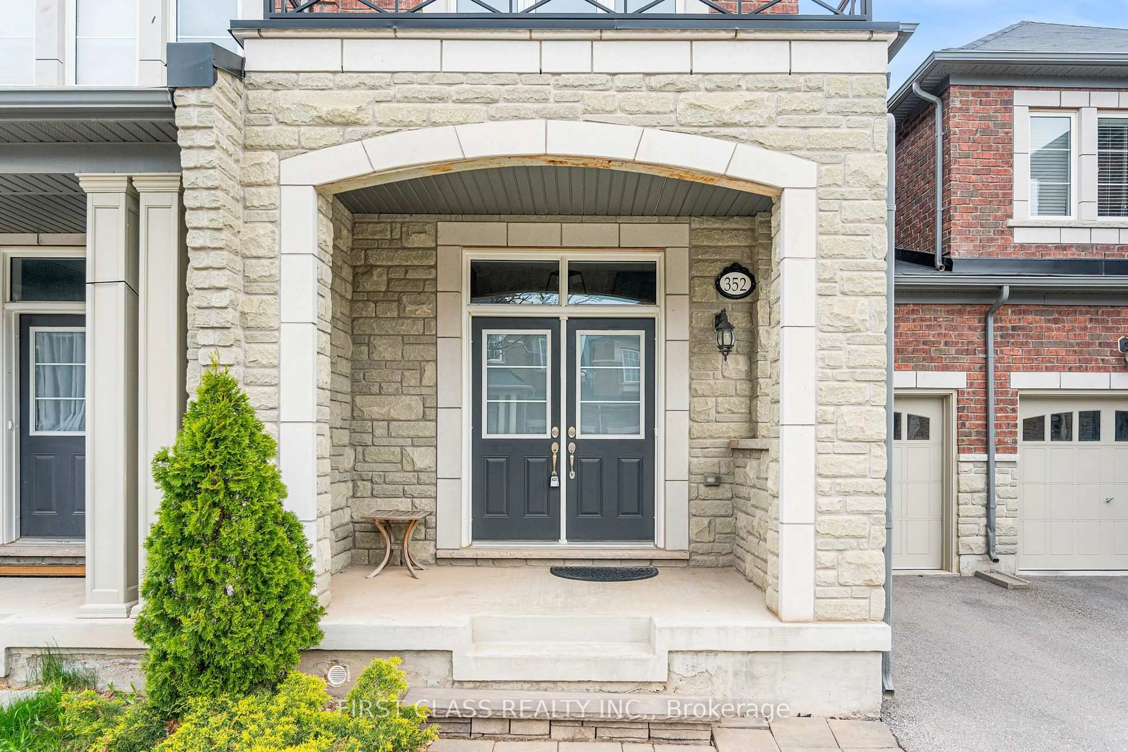 Indoor entryway for 352 Leadwood Gate, Oakville Ontario L6M 0Z5