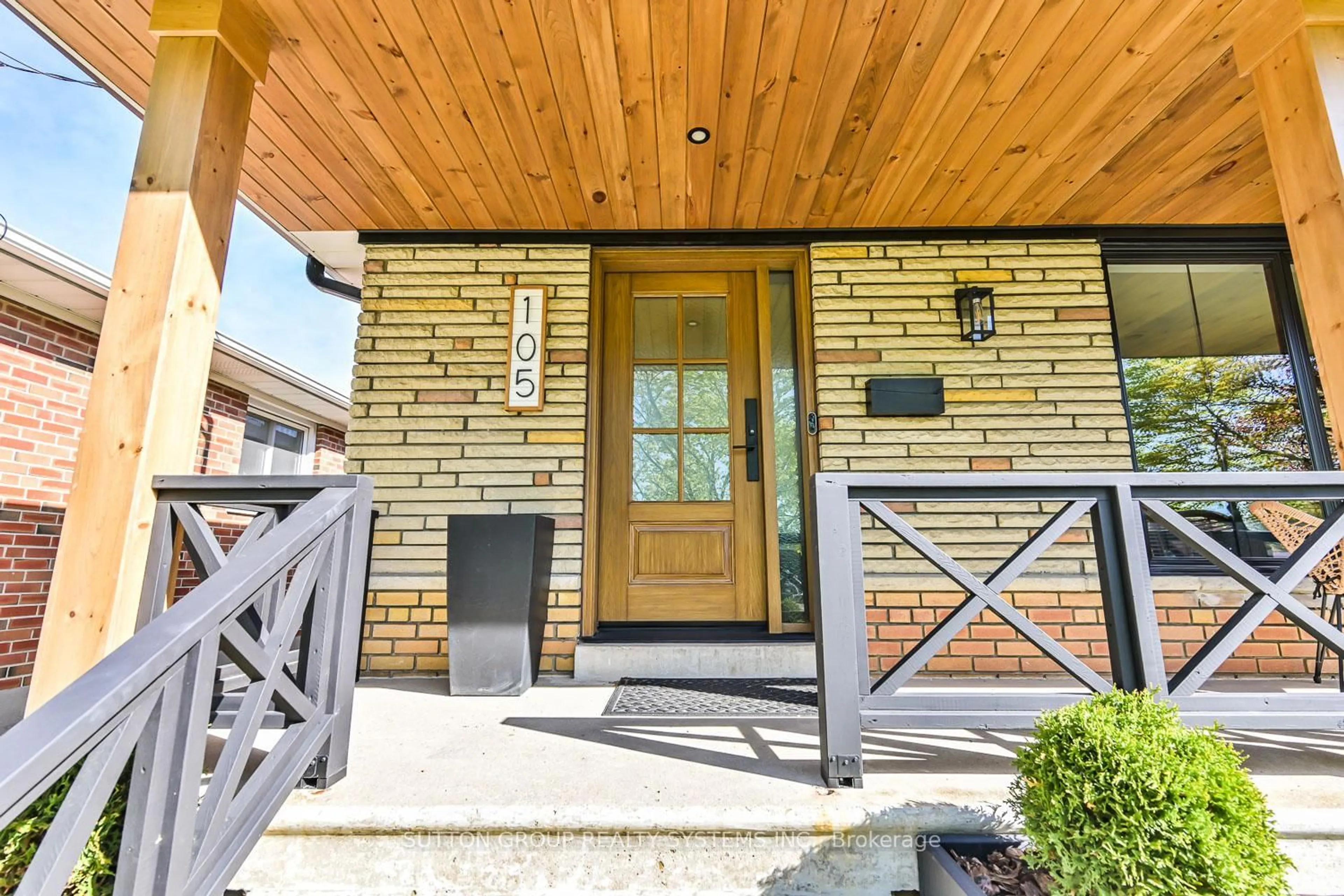 Indoor entryway for 105 Crendon Dr, Toronto Ontario M9C 3H7