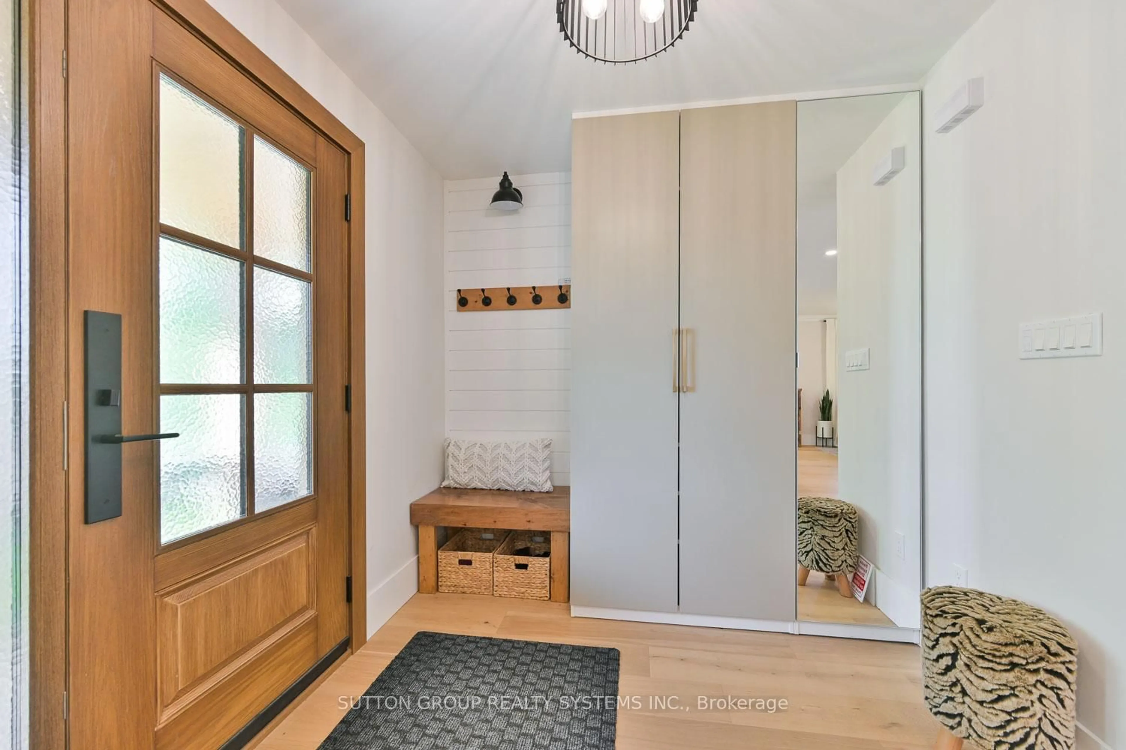 Indoor entryway for 105 Crendon Dr, Toronto Ontario M9C 3H7