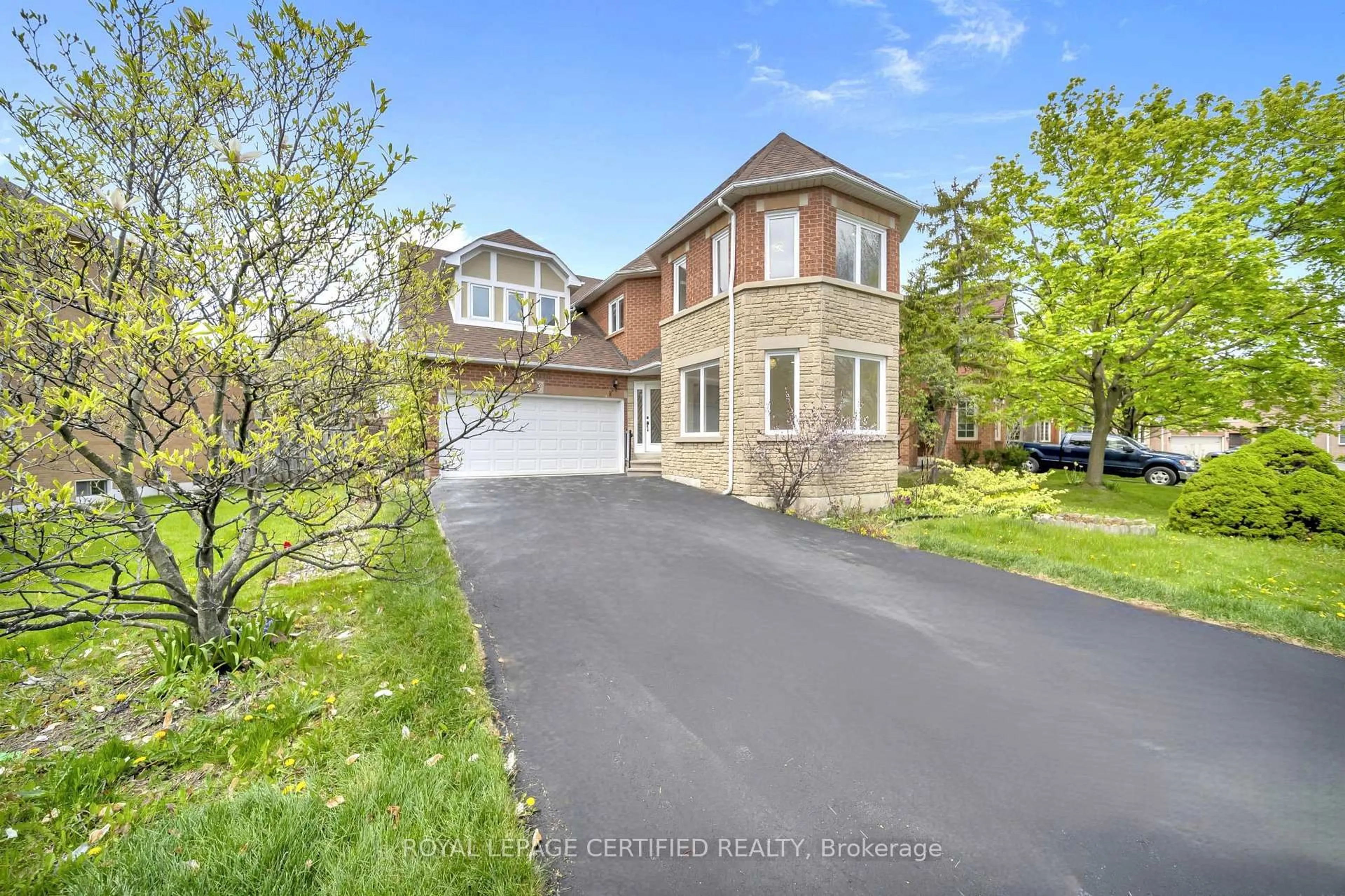 A pic from outside/outdoor area/front of a property/back of a property/a pic from drone, street for 5016 Natkarni Cres, Mississauga Ontario L5V 1L2