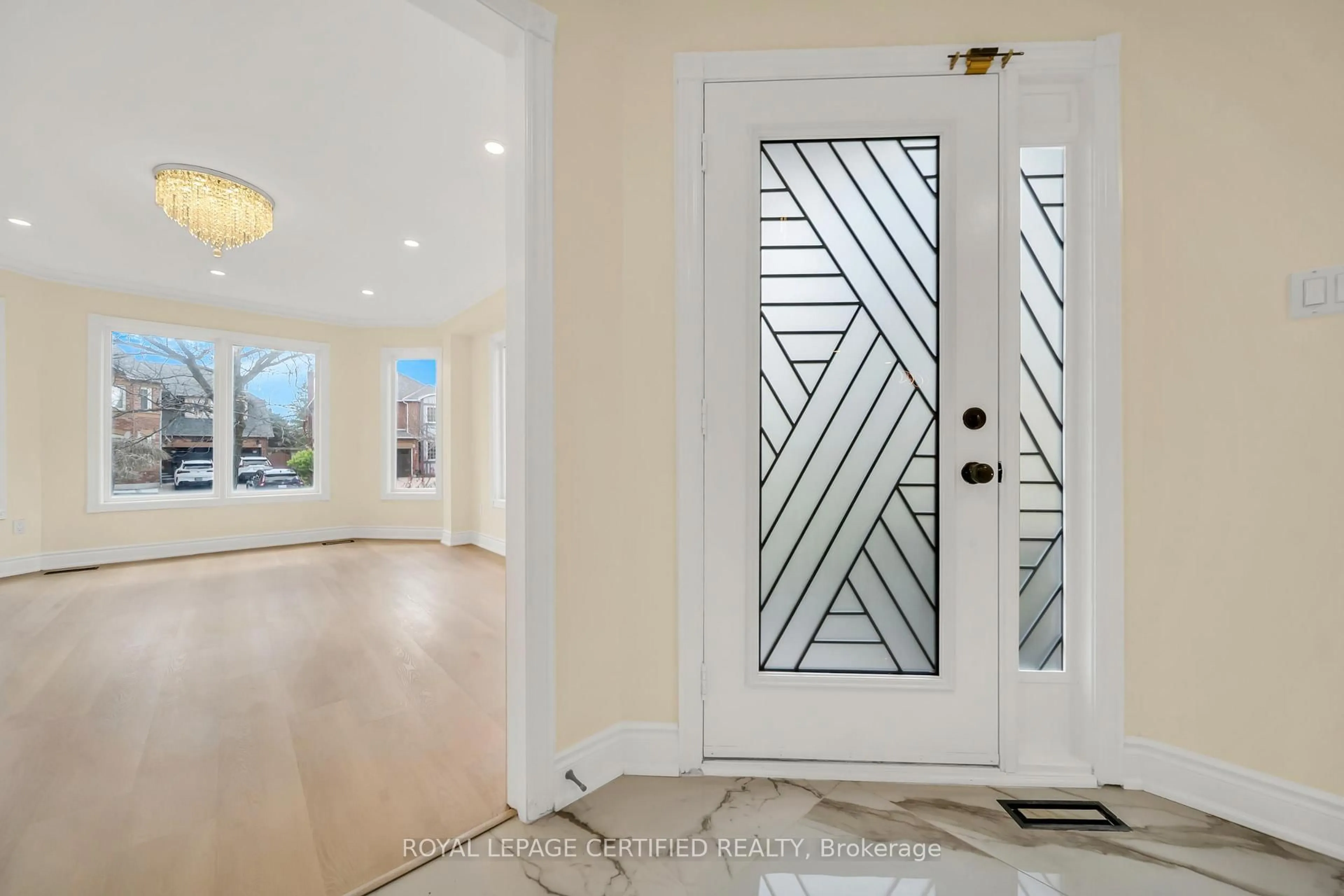 Indoor entryway for 5016 Natkarni Cres, Mississauga Ontario L5V 1L2