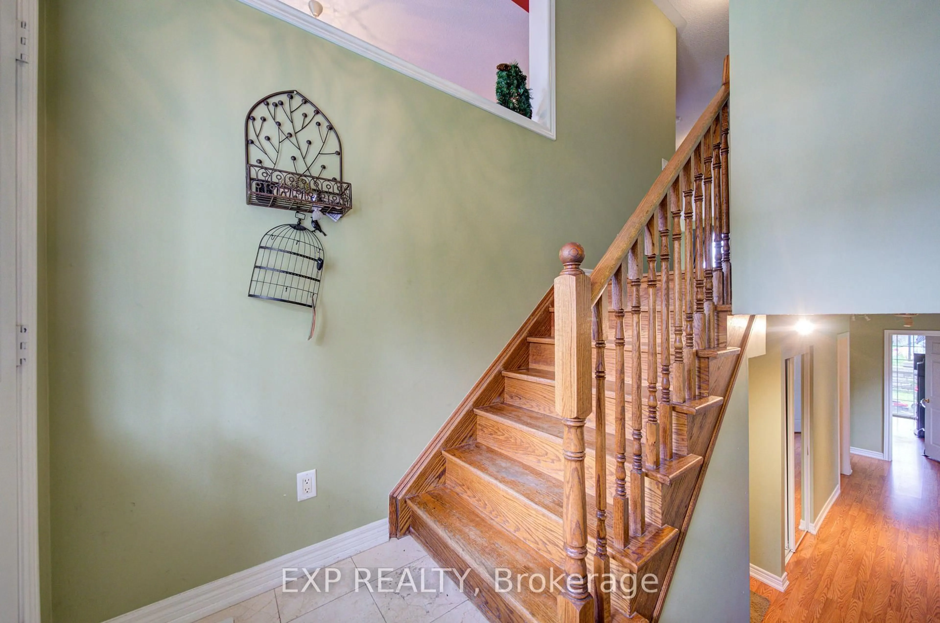 Indoor entryway for 25 Sutcliff Lane, Halton Hills Ontario L7G 0C2