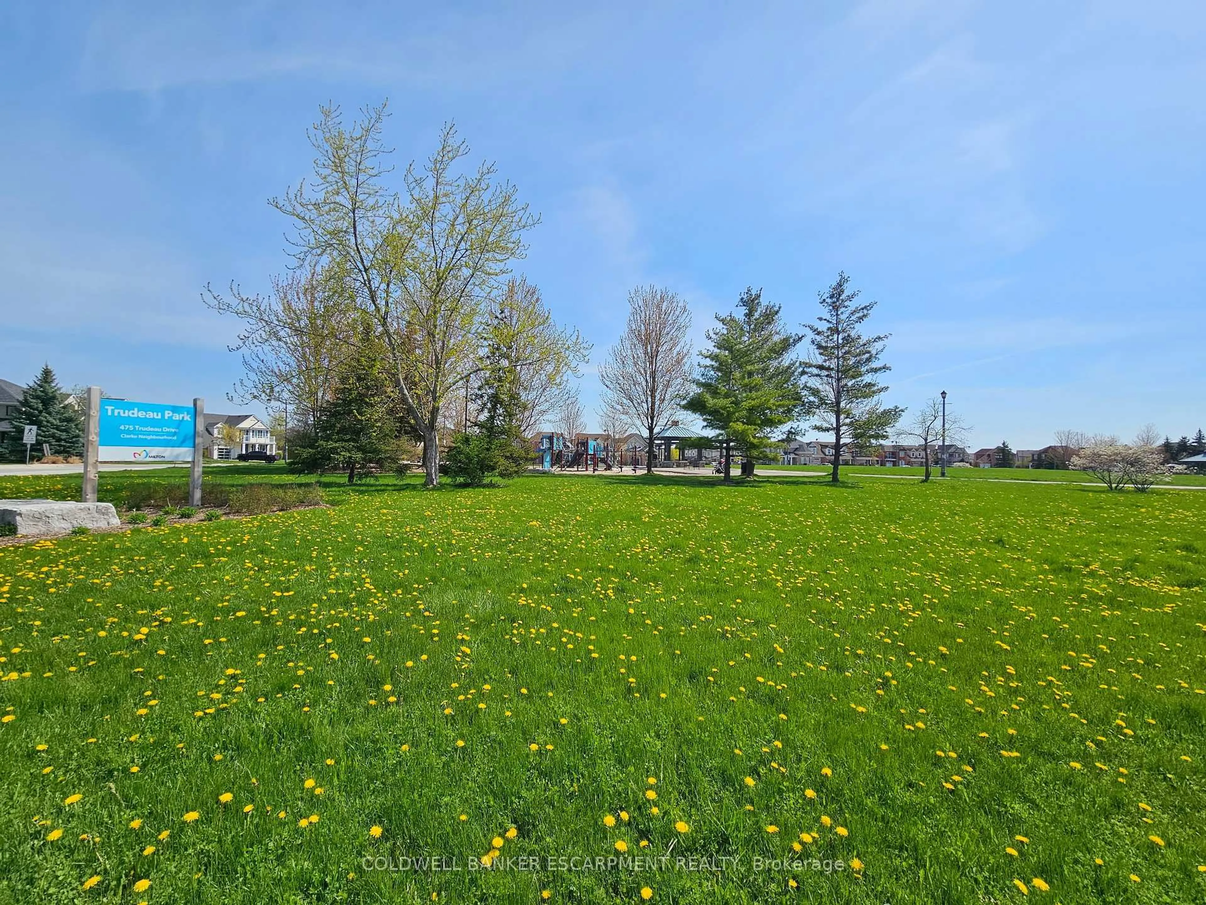A pic from outside/outdoor area/front of a property/back of a property/a pic from drone, unknown for 420 Trudeau Dr, Milton Ontario L9T 5K9