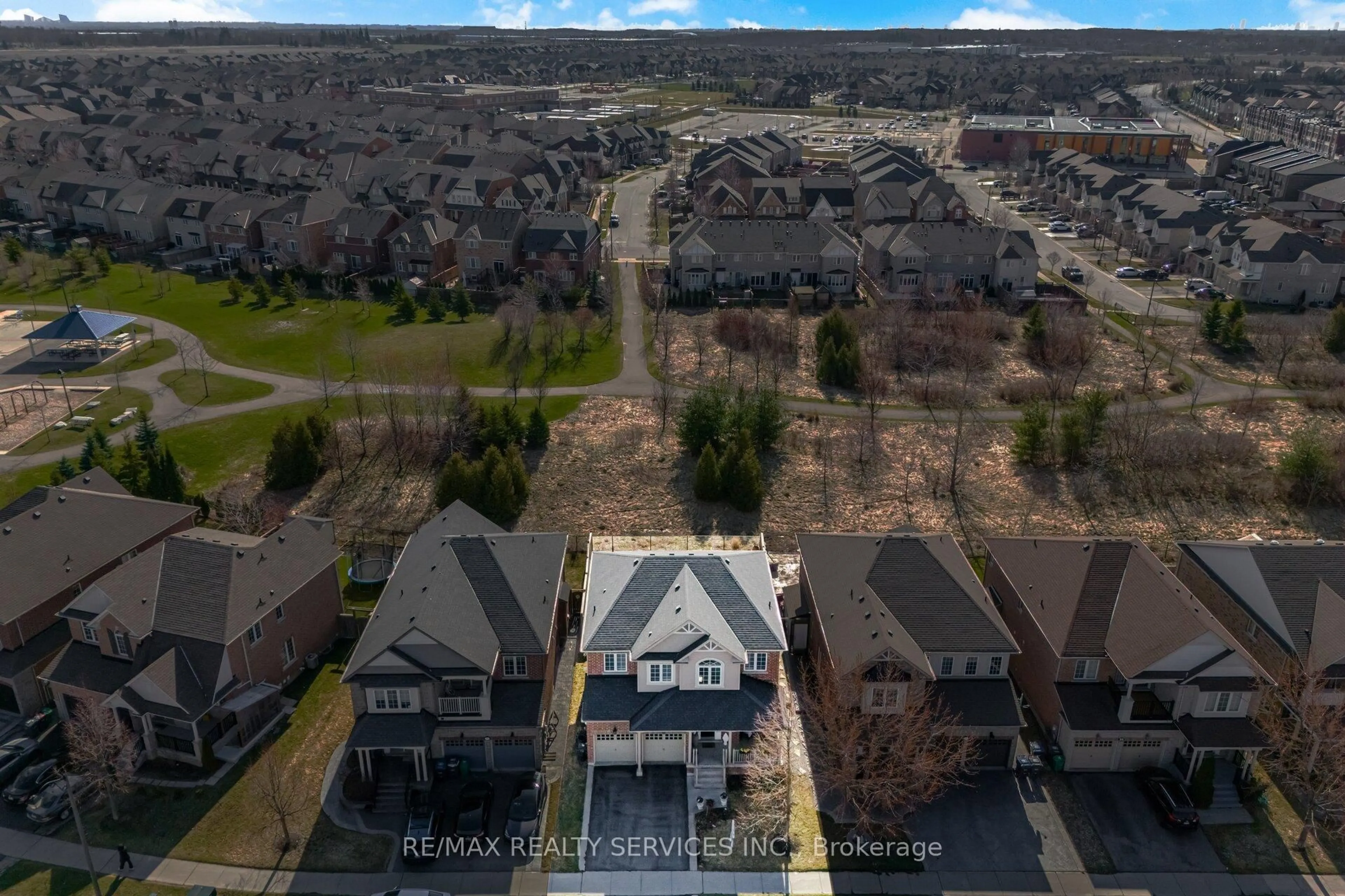 A pic from outside/outdoor area/front of a property/back of a property/a pic from drone, mountain view for 23 Twistleton St, Caledon Ontario L7C 3V9