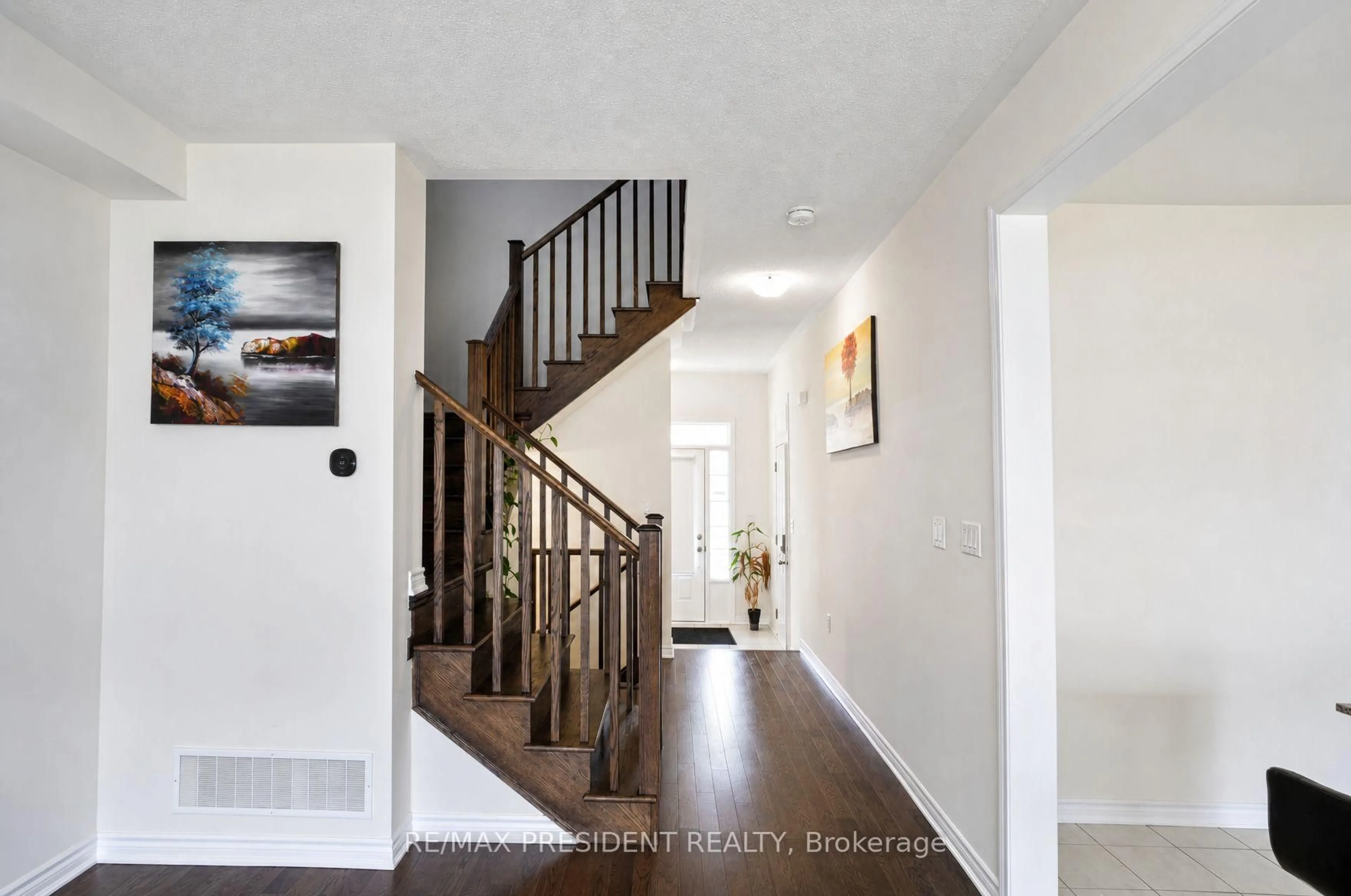 Indoor entryway for 34 Eberly Woods Dr, Caledon Ontario L7C 4J2