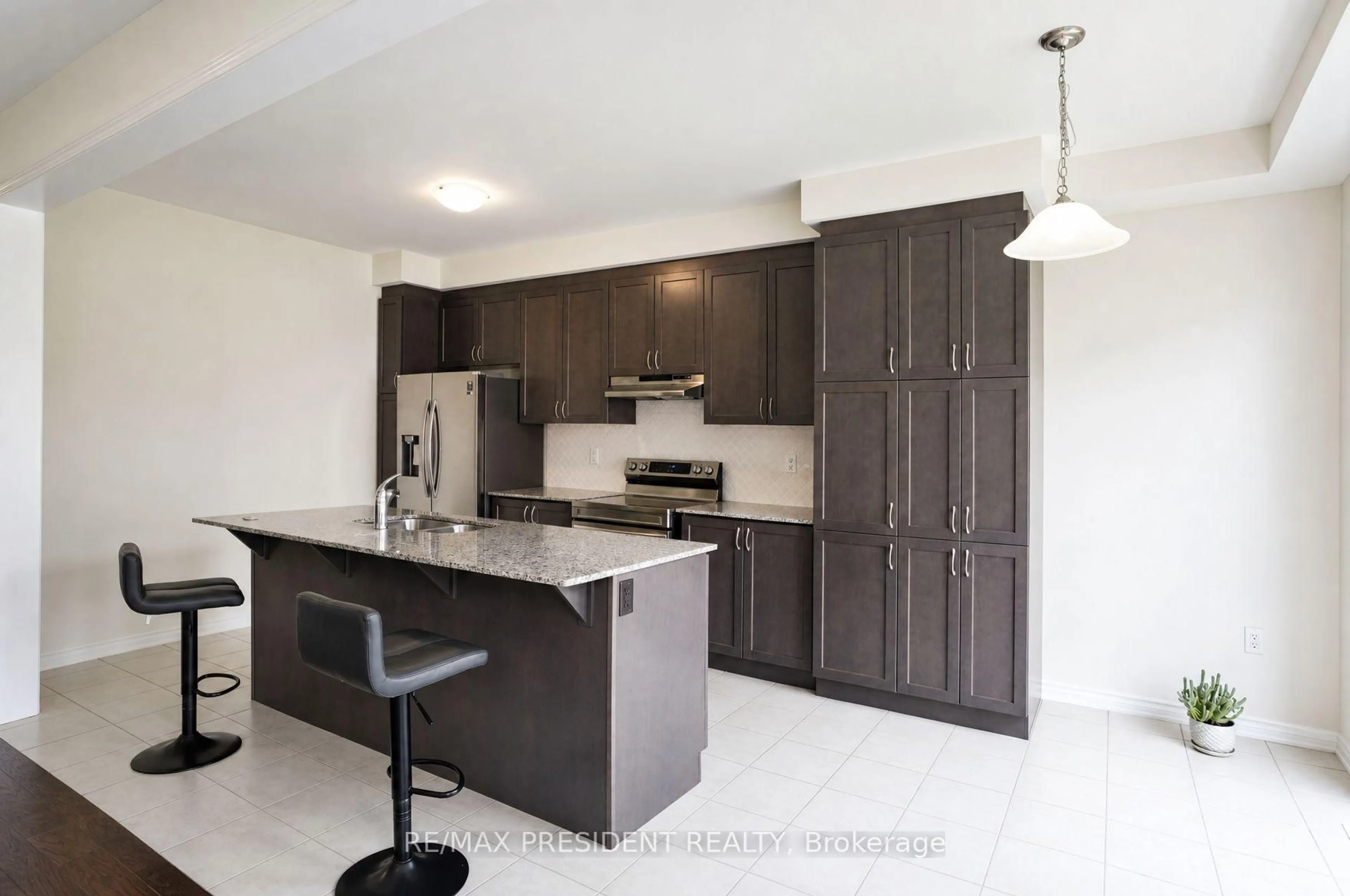 Contemporary kitchen, unknown for 34 Eberly Woods Dr, Caledon Ontario L7C 4J2