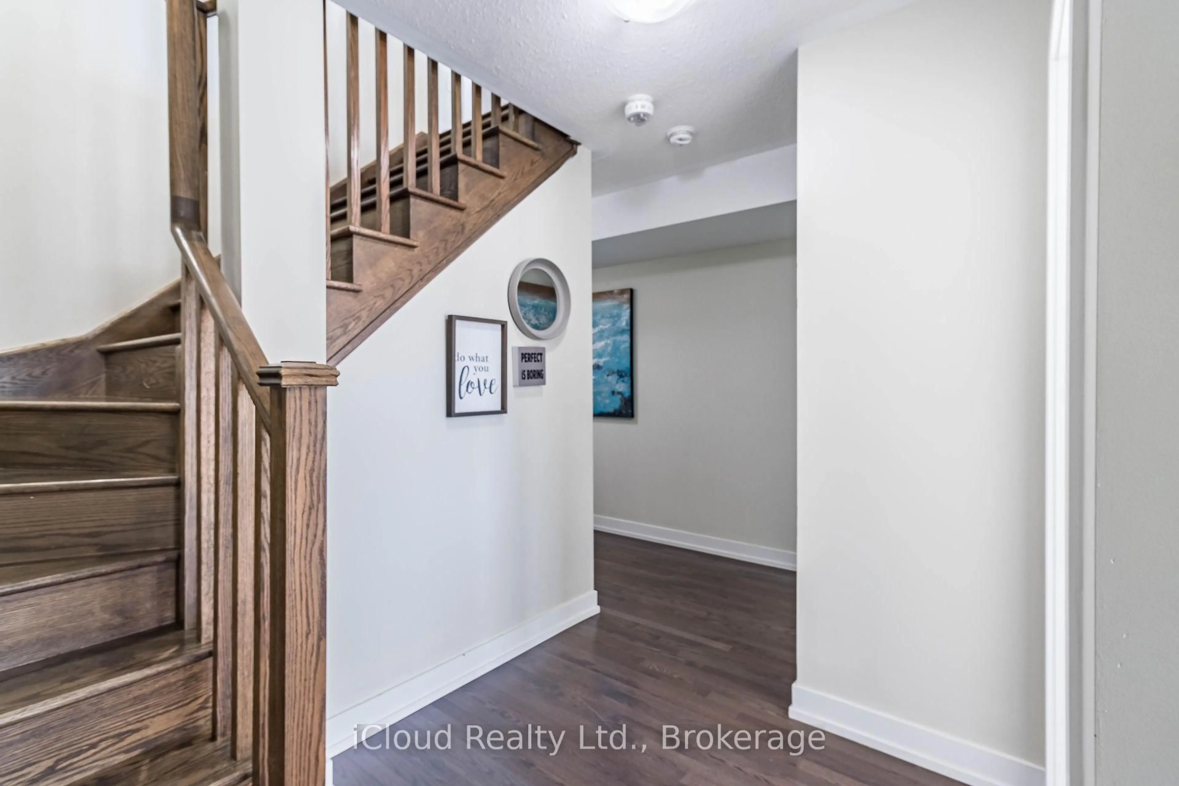 Indoor entryway for 156 Inspire Blvd, Brampton Ontario L6R 3X9