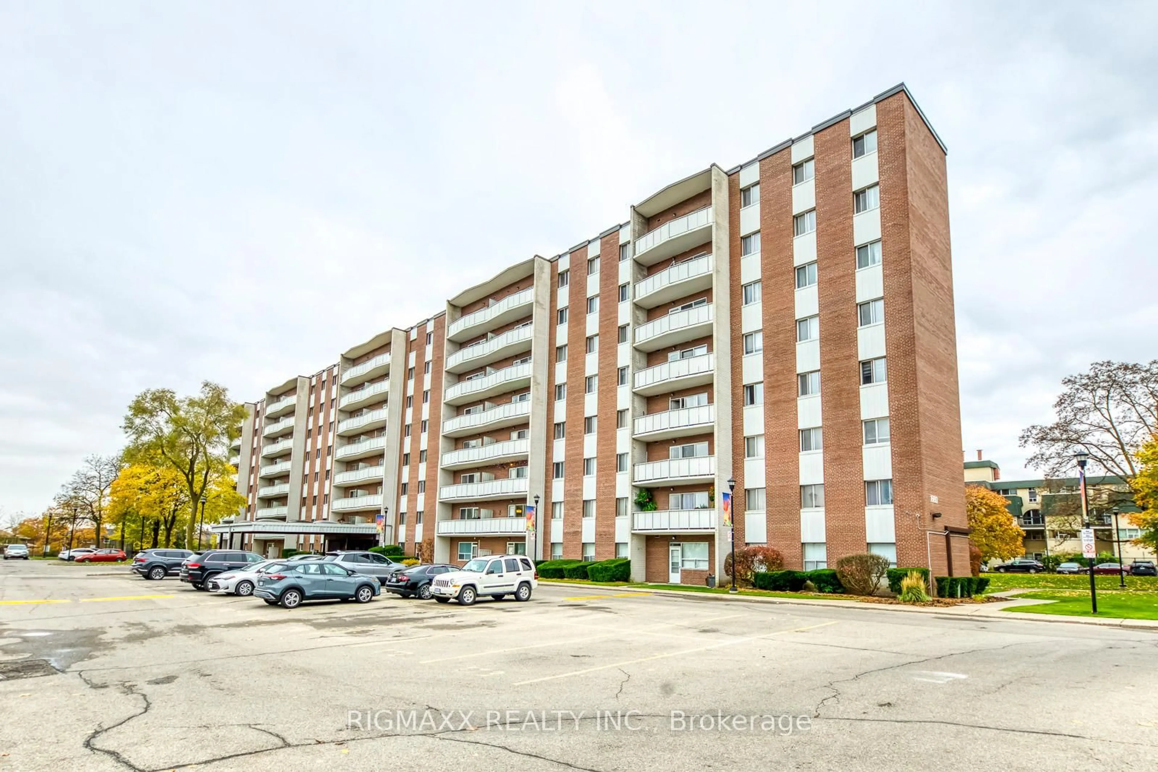 A pic from outside/outdoor area/front of a property/back of a property/a pic from drone, unknown for 1660 Bloor St #801, Mississauga Ontario L4X 1R9