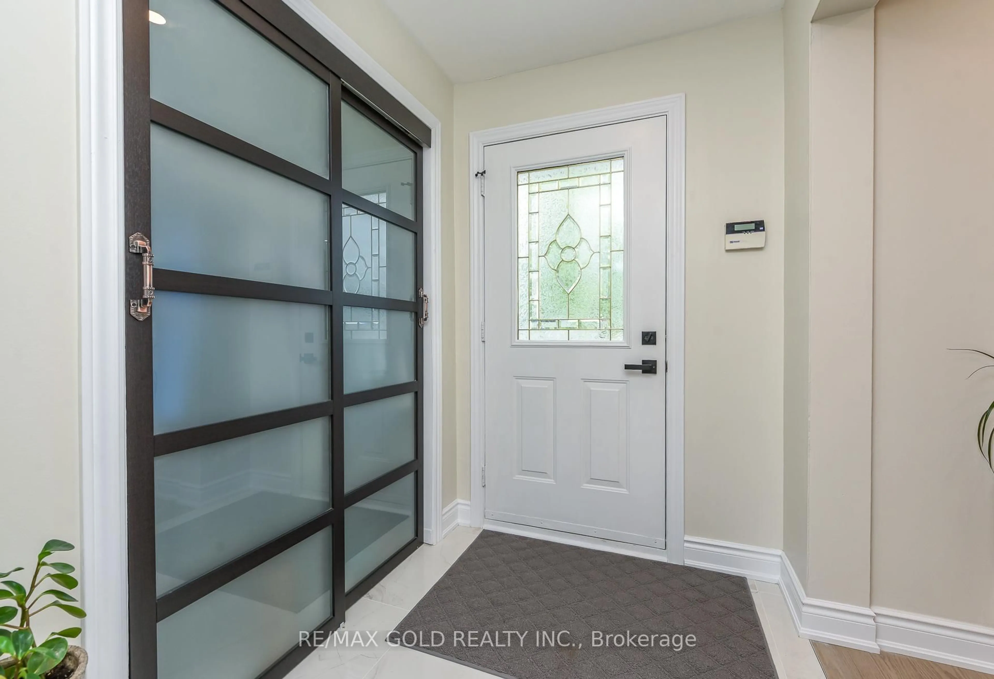 Indoor entryway for 7595 Wrenwood Cres, Mississauga Ontario L4T 2V8