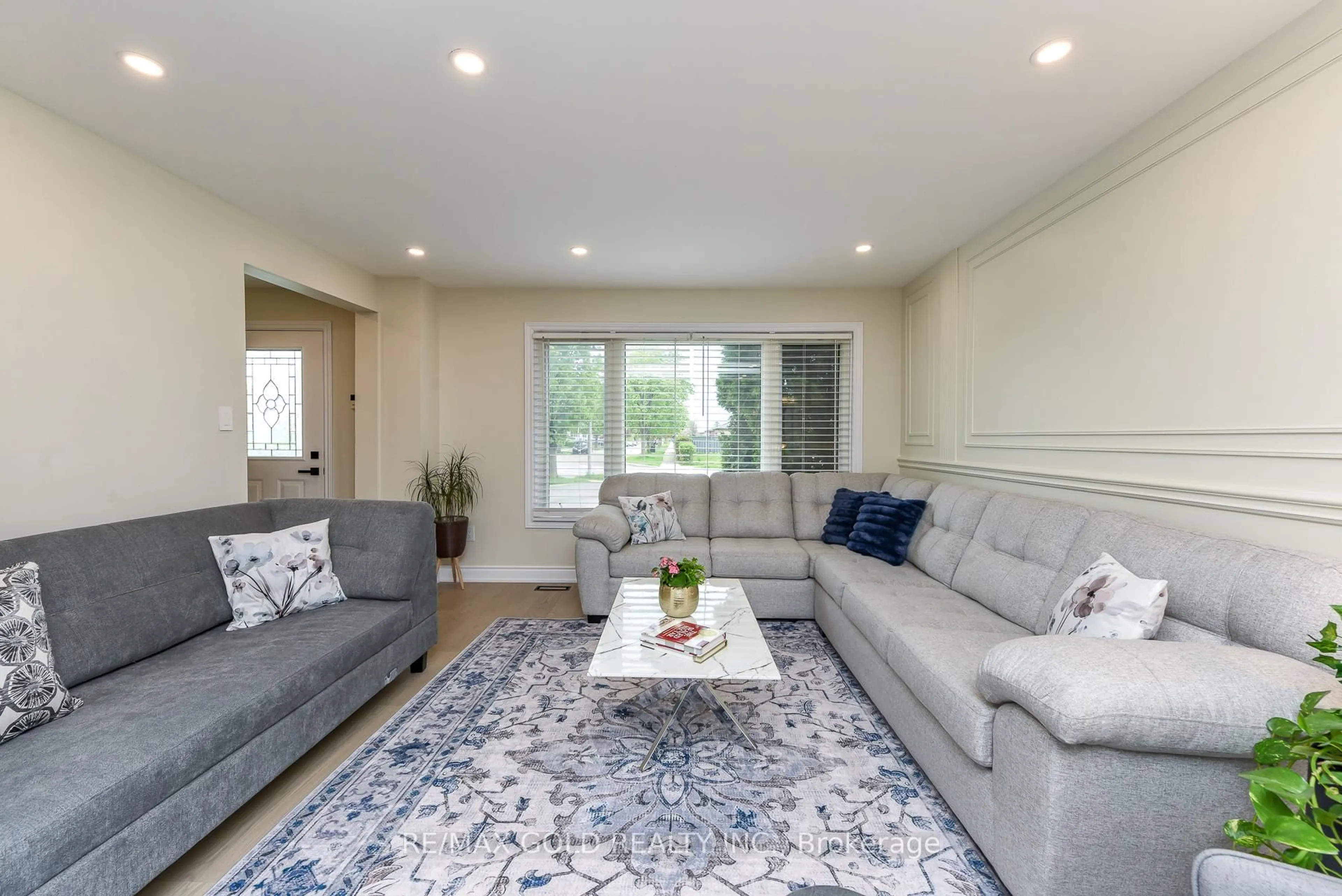 Living room with furniture, unknown for 7595 Wrenwood Cres, Mississauga Ontario L4T 2V8