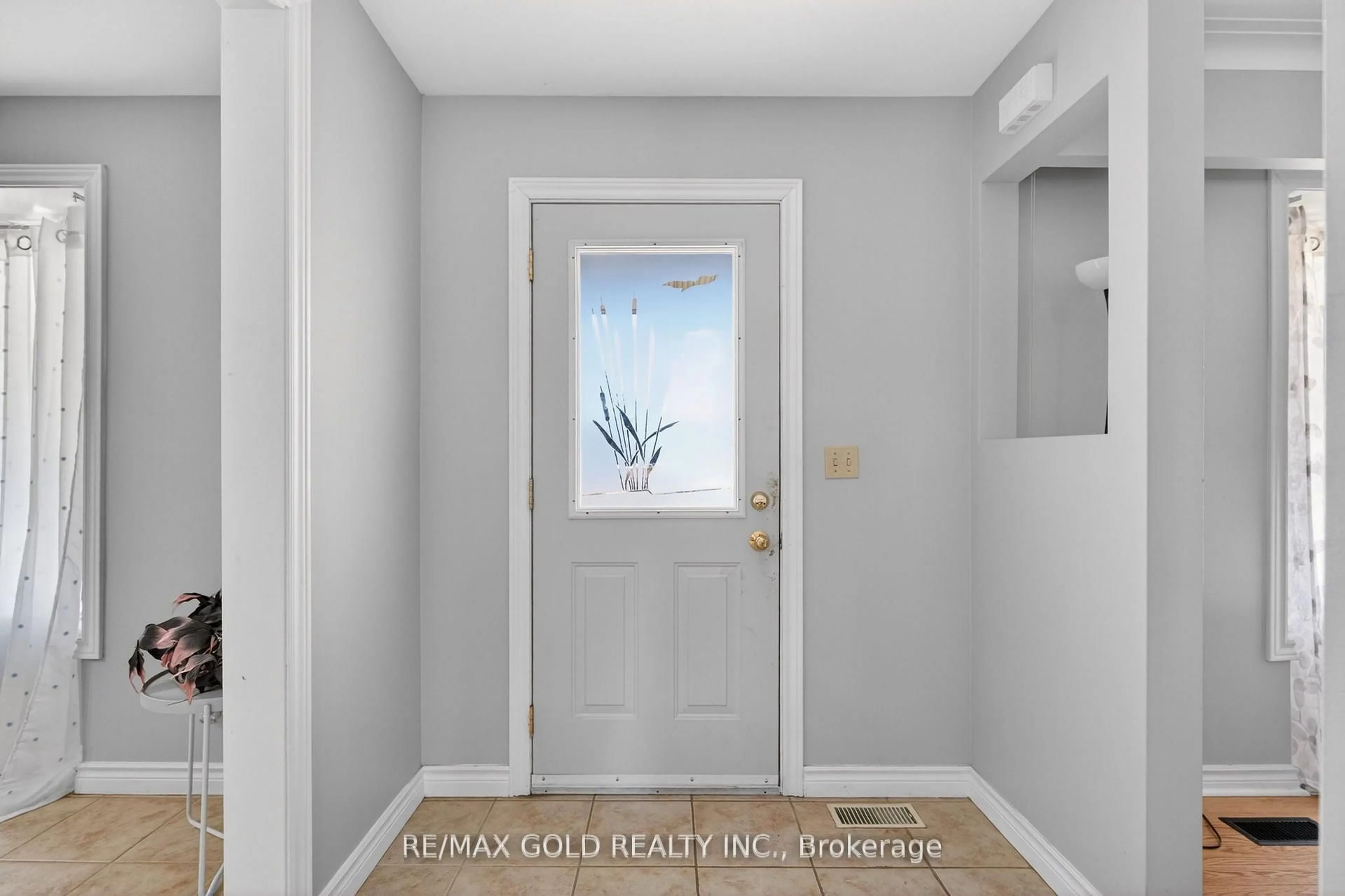 Indoor entryway for 14811 Creditview Rd, Caledon Ontario L7C 3G6