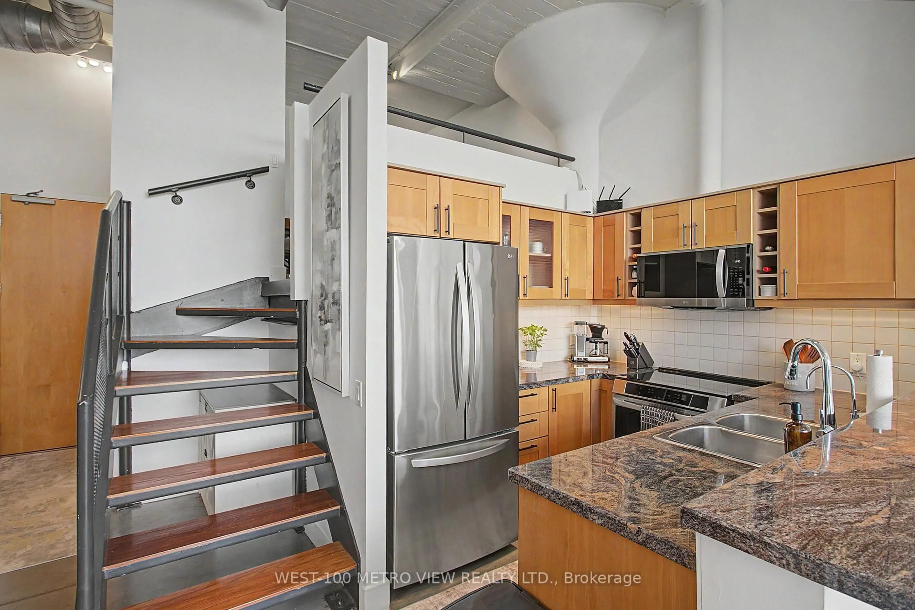 Unknown for 1001 Roselawn Ave #415, Toronto Ontario M6B 4M4