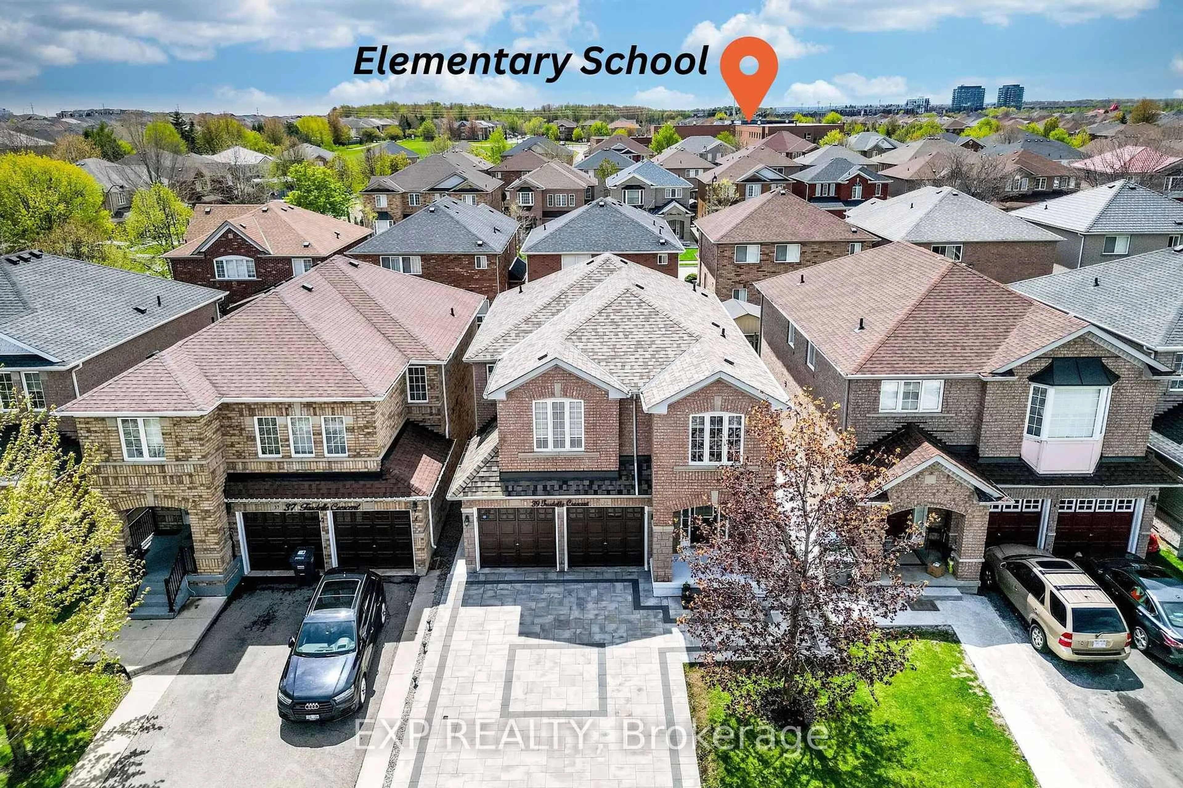 A pic from outside/outdoor area/front of a property/back of a property/a pic from drone, street for 39 Trudelle Cres, Brampton Ontario L7A 2Z2