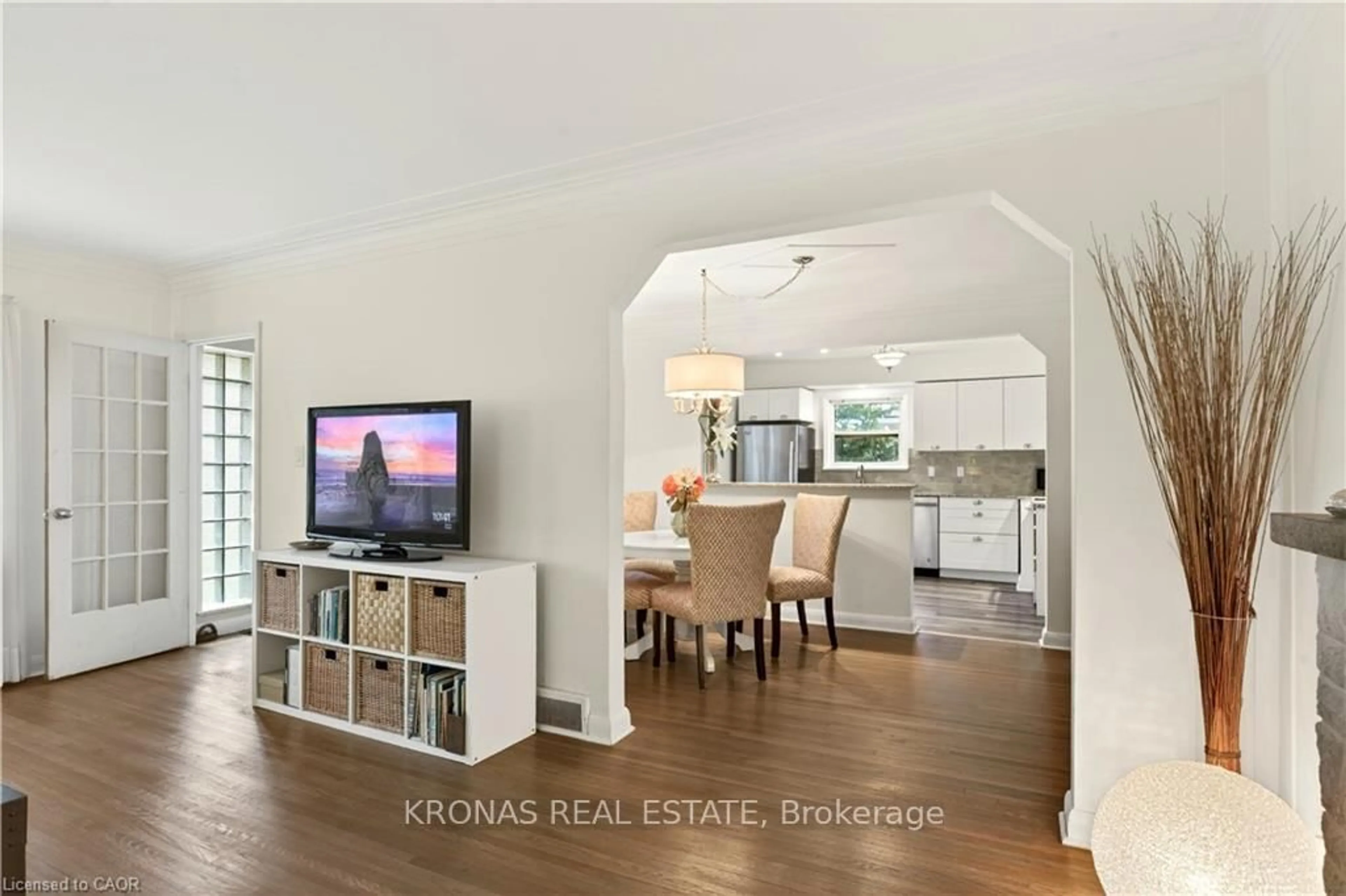 Open concept kitchen, wood/laminate floor for 1216 Fisher Ave, Burlington Ontario L7P 2L4