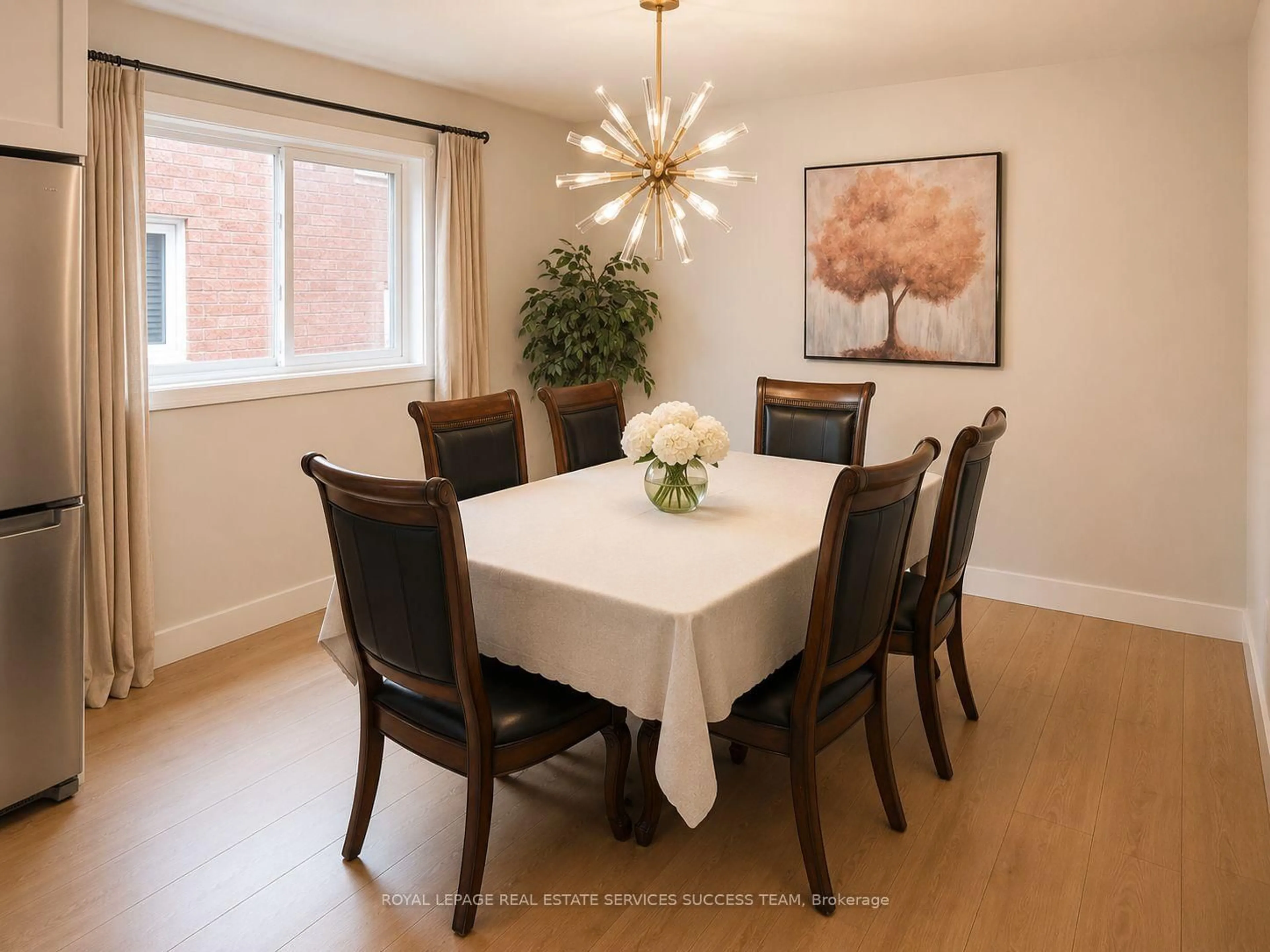 Dining room, wood/laminate floor for 2360 Credit Valley Rd, Mississauga Ontario L5M 4C9
