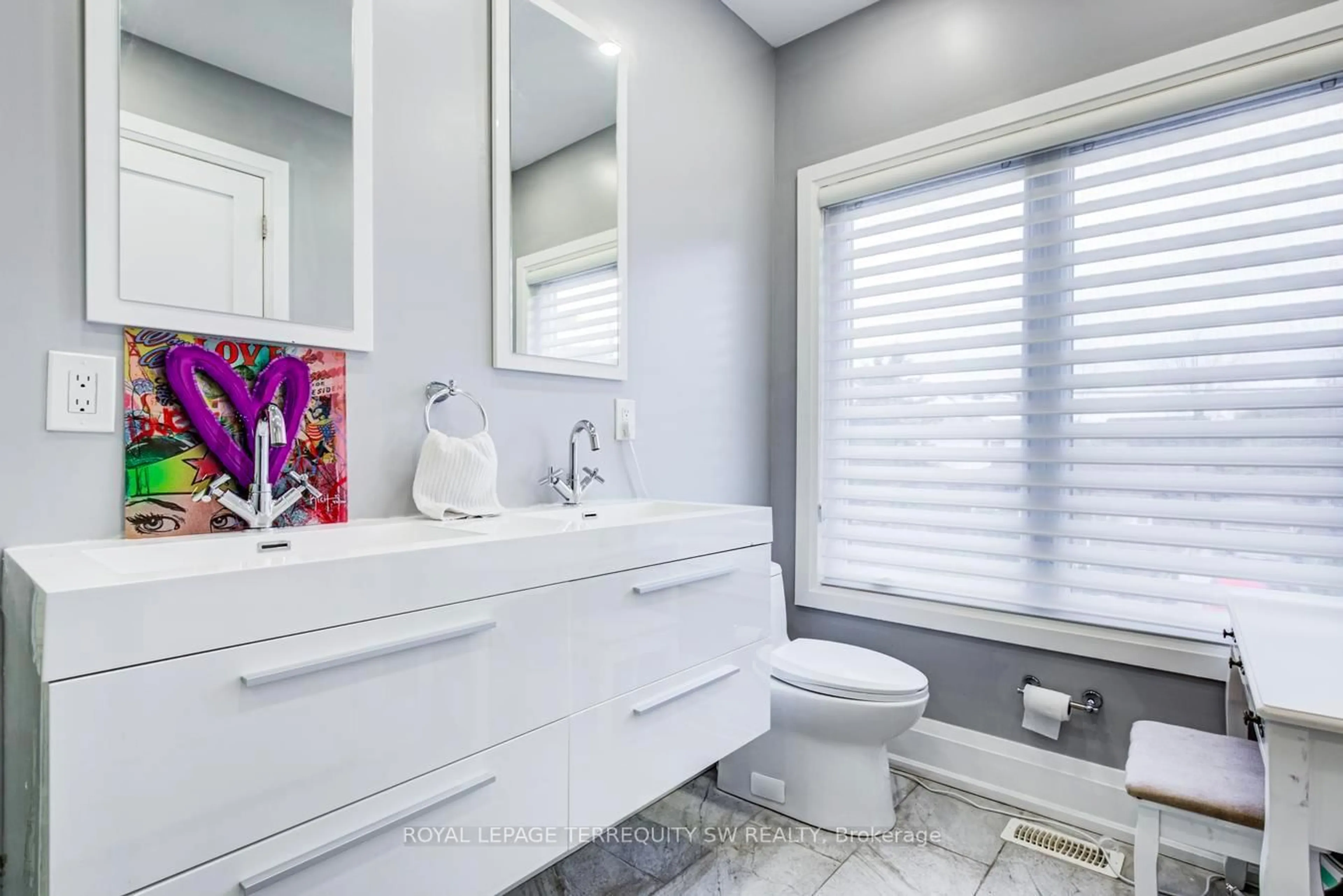 Contemporary bathroom, ceramic/tile floor for 888 Fourth St, Mississauga Ontario L5E 1J6