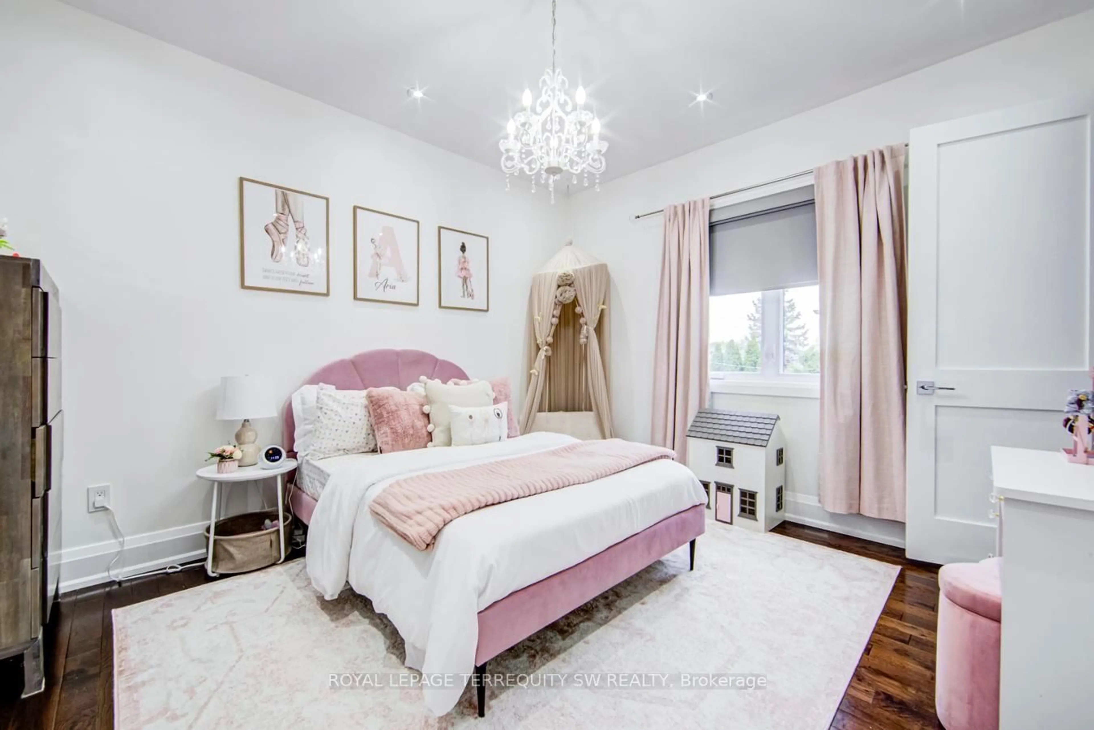 Bedroom with bed, wood/laminate floor for 888 Fourth St, Mississauga Ontario L5E 1J6