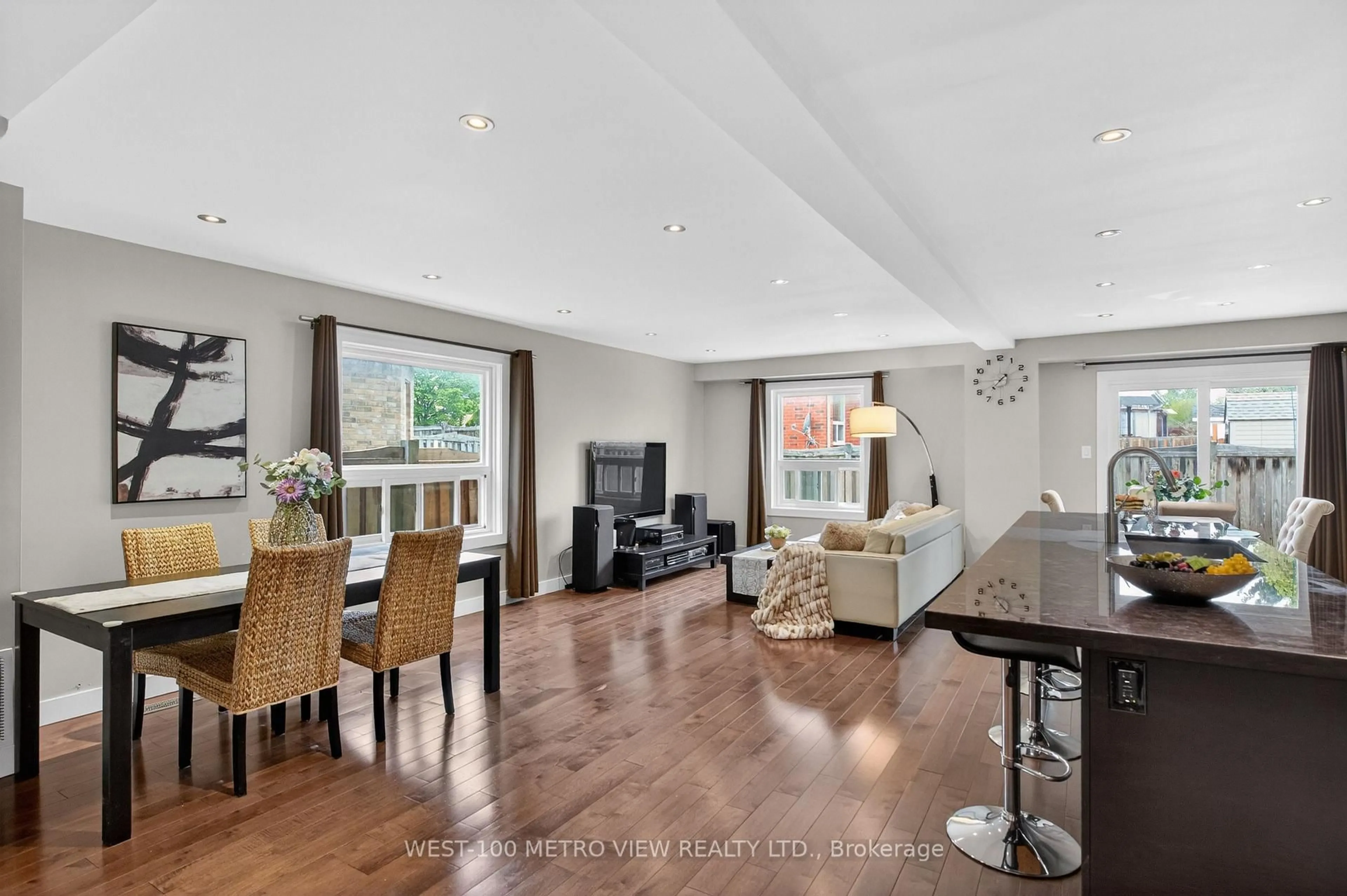 Living room with furniture, wood/laminate floor for 5002 Willowood Dr, Mississauga Ontario L5R 3R5