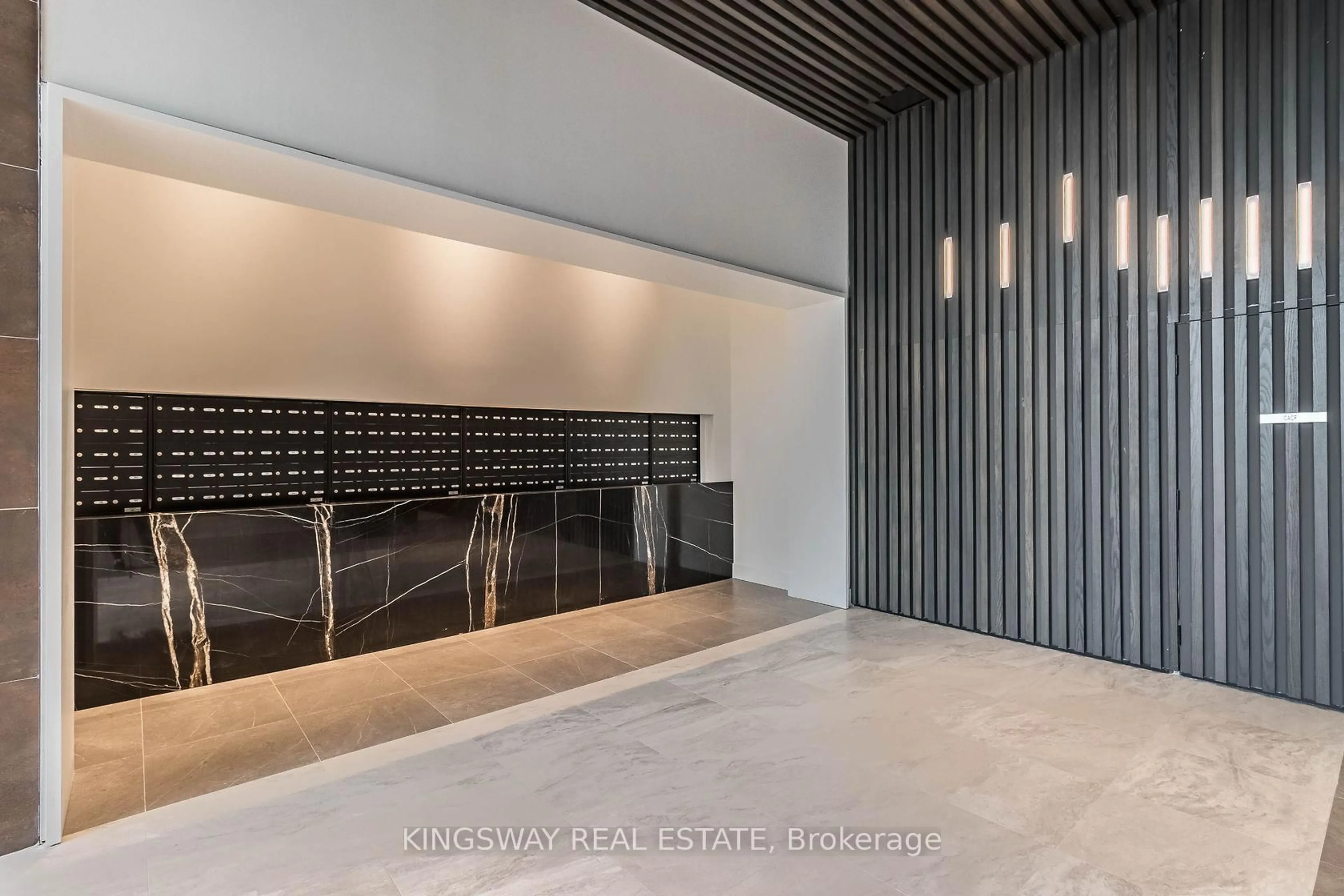Indoor foyer for 2481 Taunton Rd #901, Oakville Ontario L6H 3R7