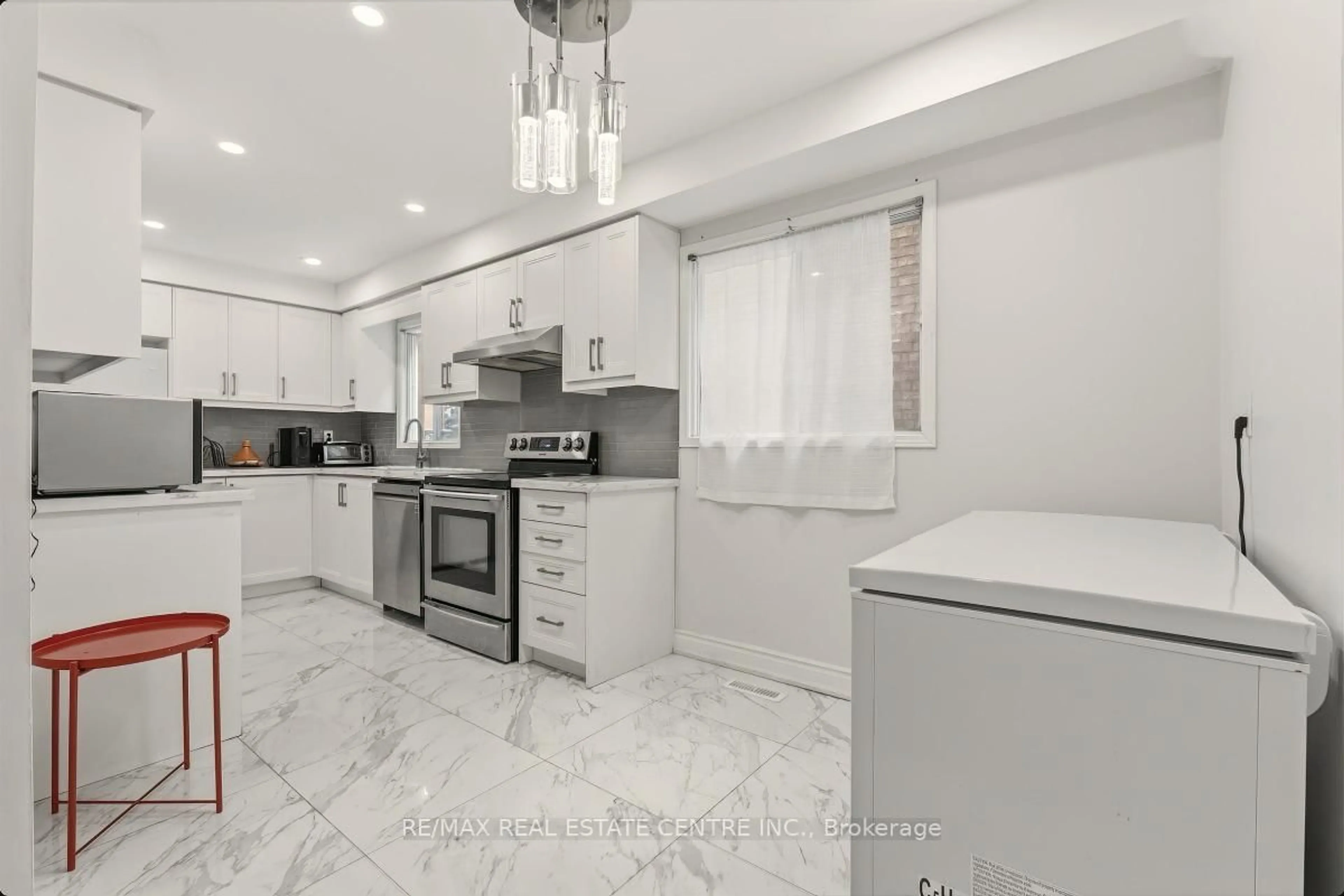 Open concept kitchen, ceramic/tile floor for 5013 Northern Lights Circ, Mississauga Ontario L5R 2P7